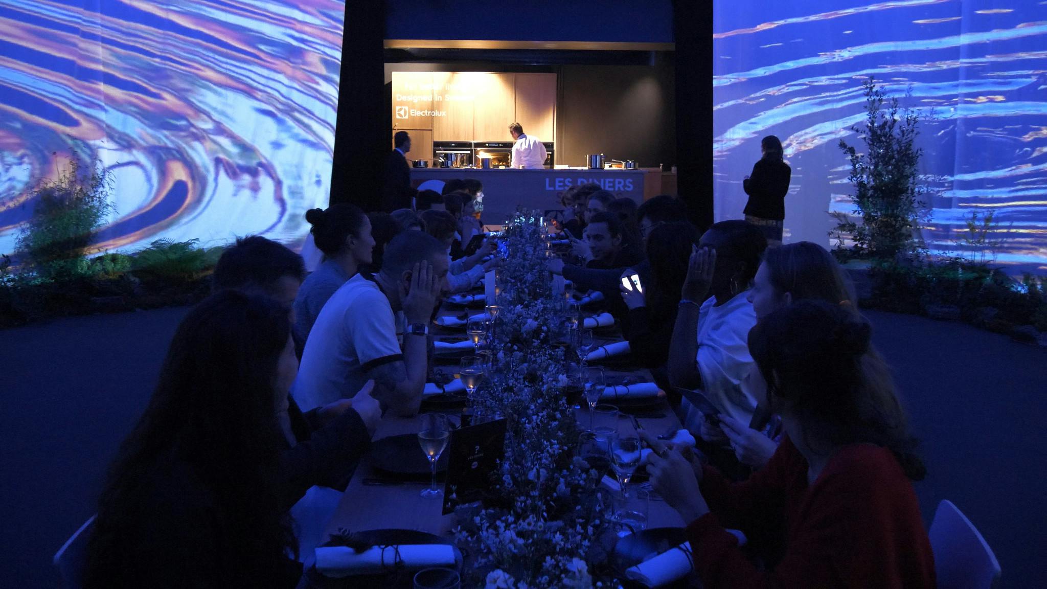 grande tablée dans la pénombre pour le diner secret de fnac darty