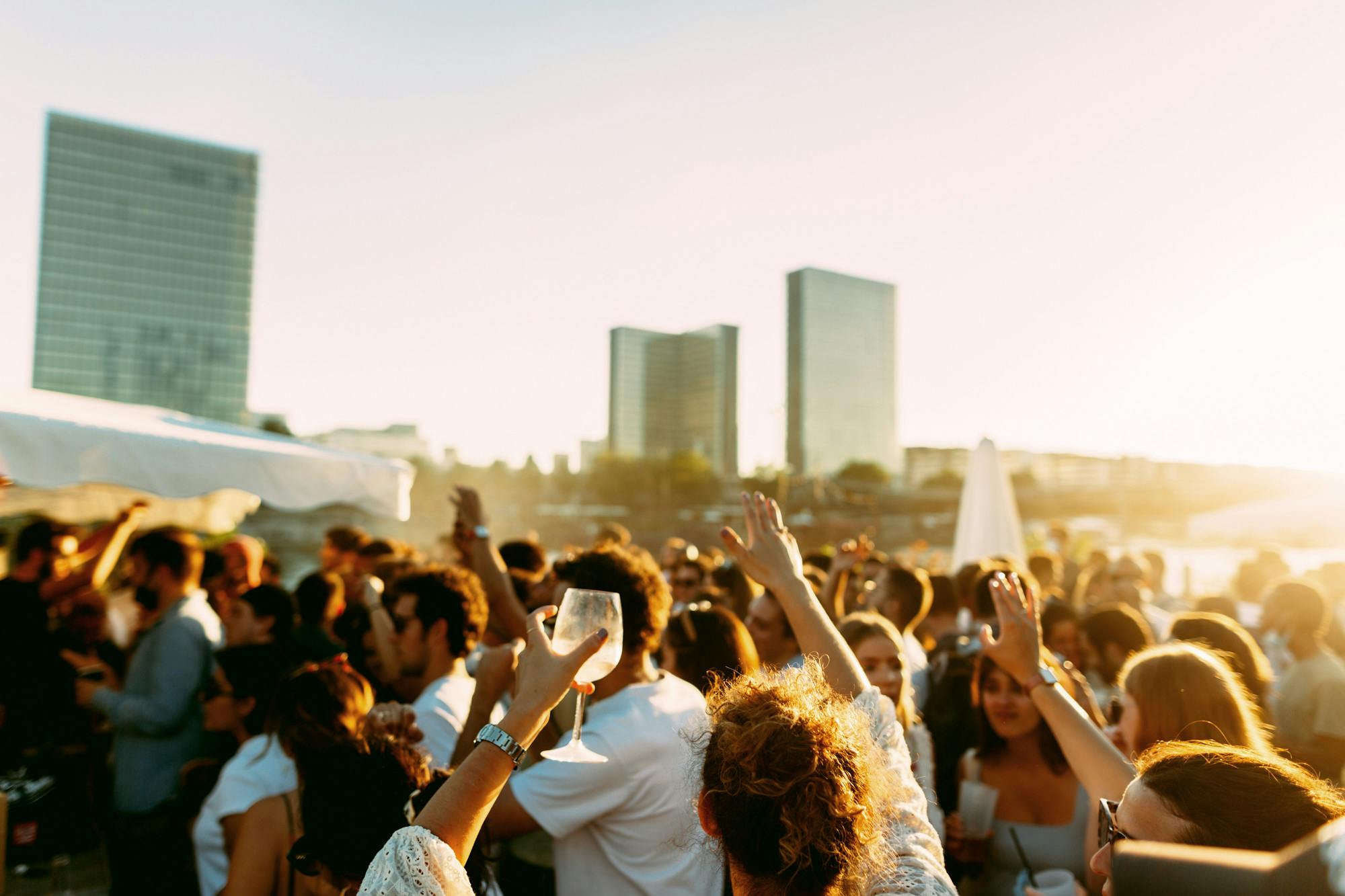 foule qui danse au sunset chez Cargo