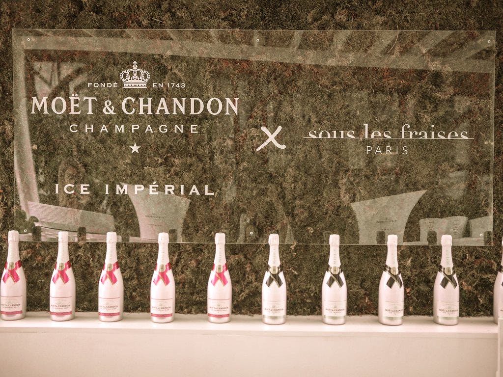 installation de bouteilles du lieu maison moët de moët et chandon