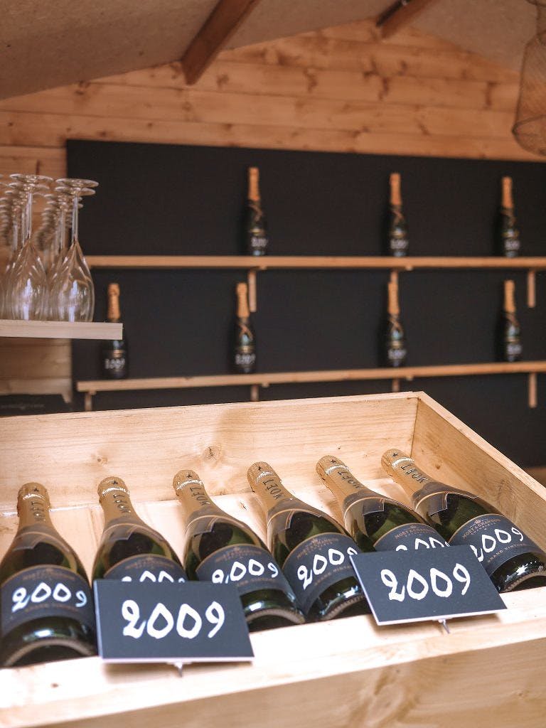 installation de bouteilles cuvée 2019 du lieu maison moët de moët et chandon