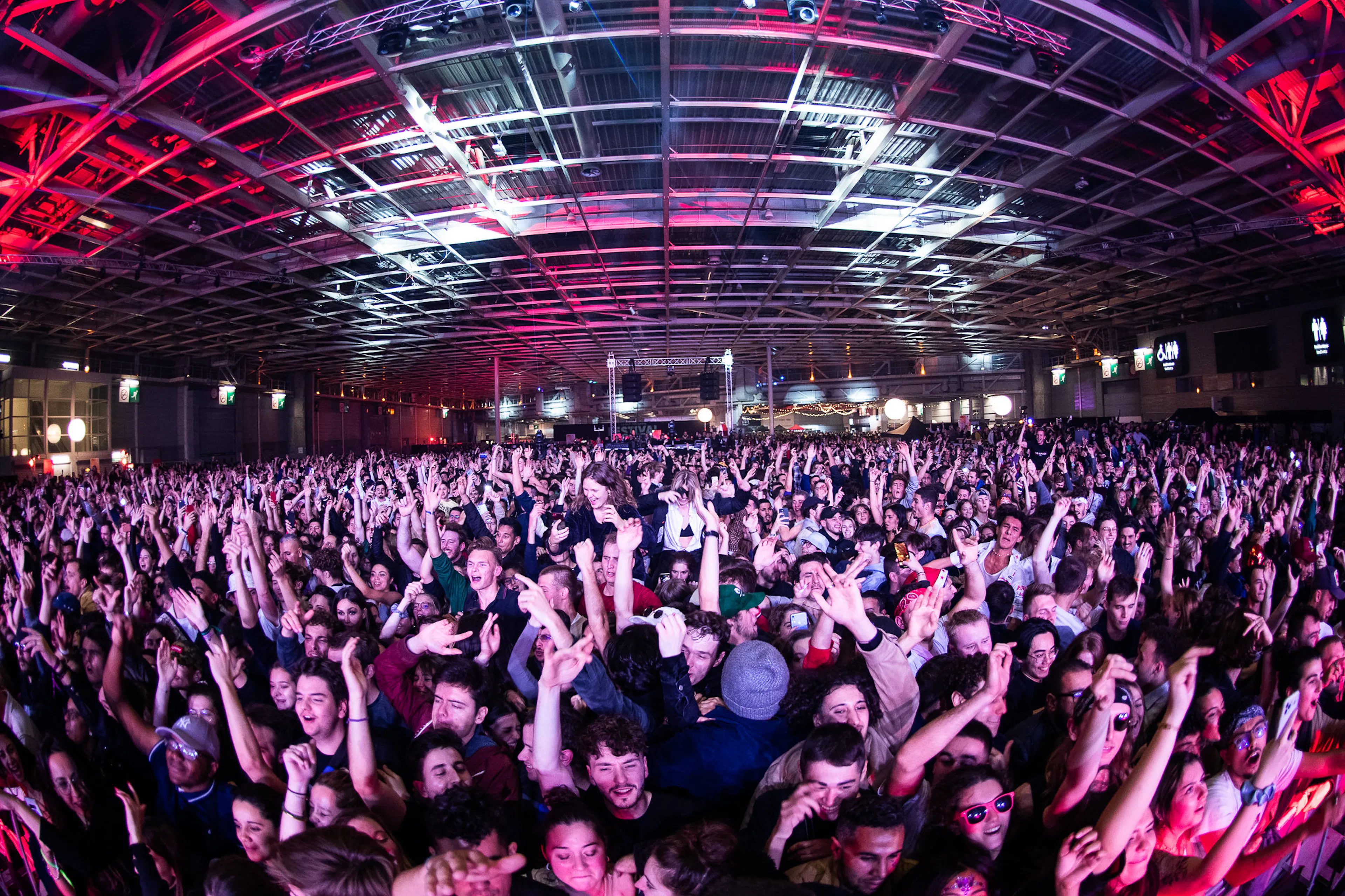 foule qui danse dans un festival