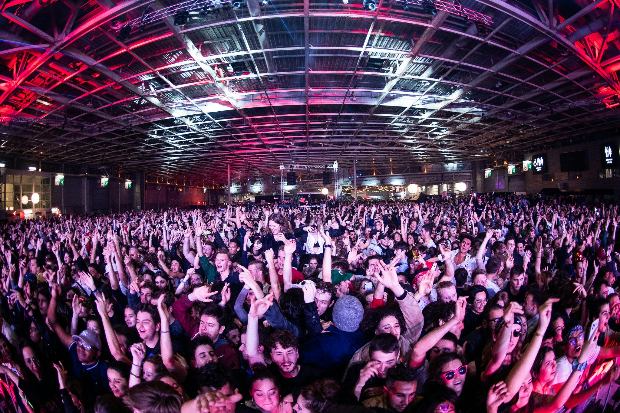 foule qui danse dans un festival