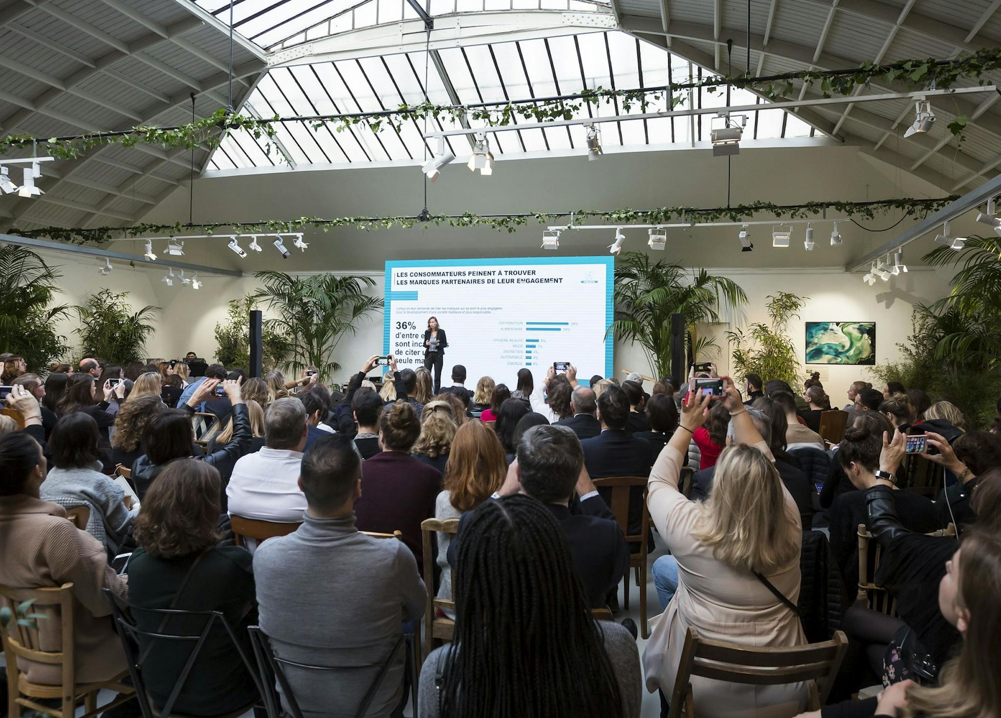 intervention avec public qui ecoute lors de la conference M6