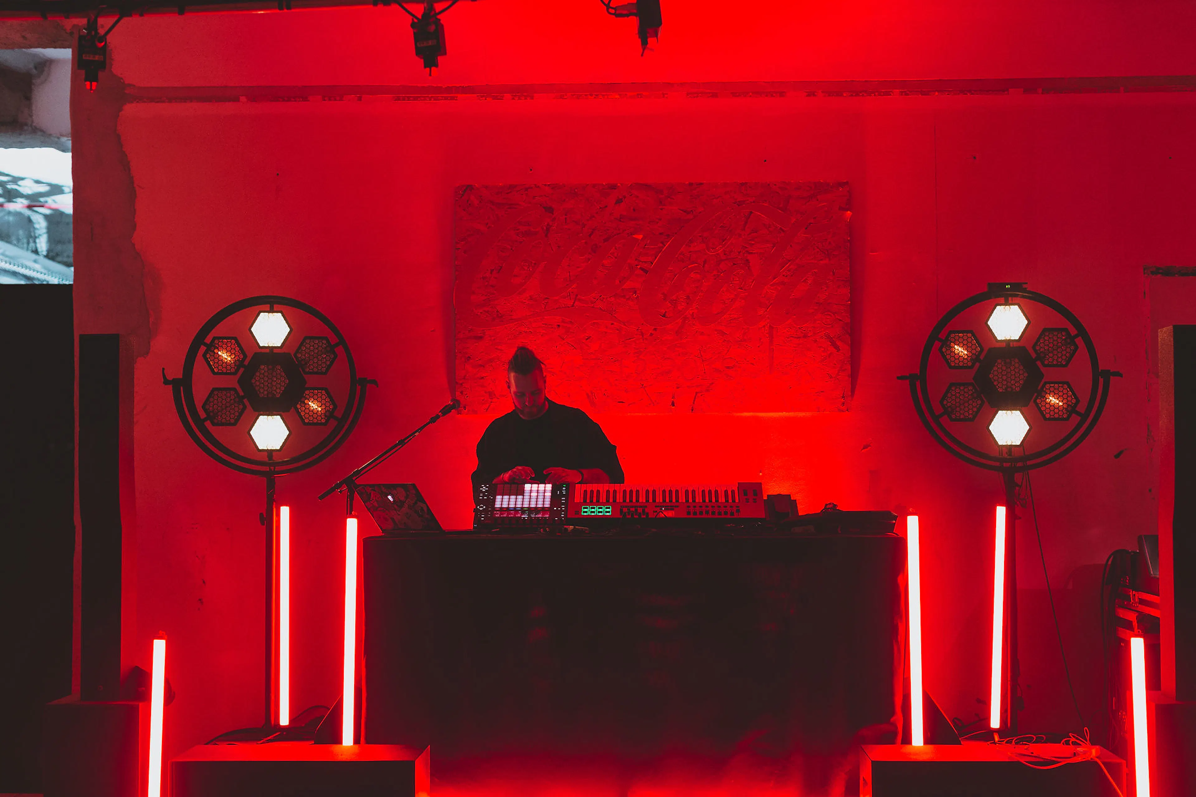dj qui mixe pour le dîner de chantier du Coca-Cola Street Food Market