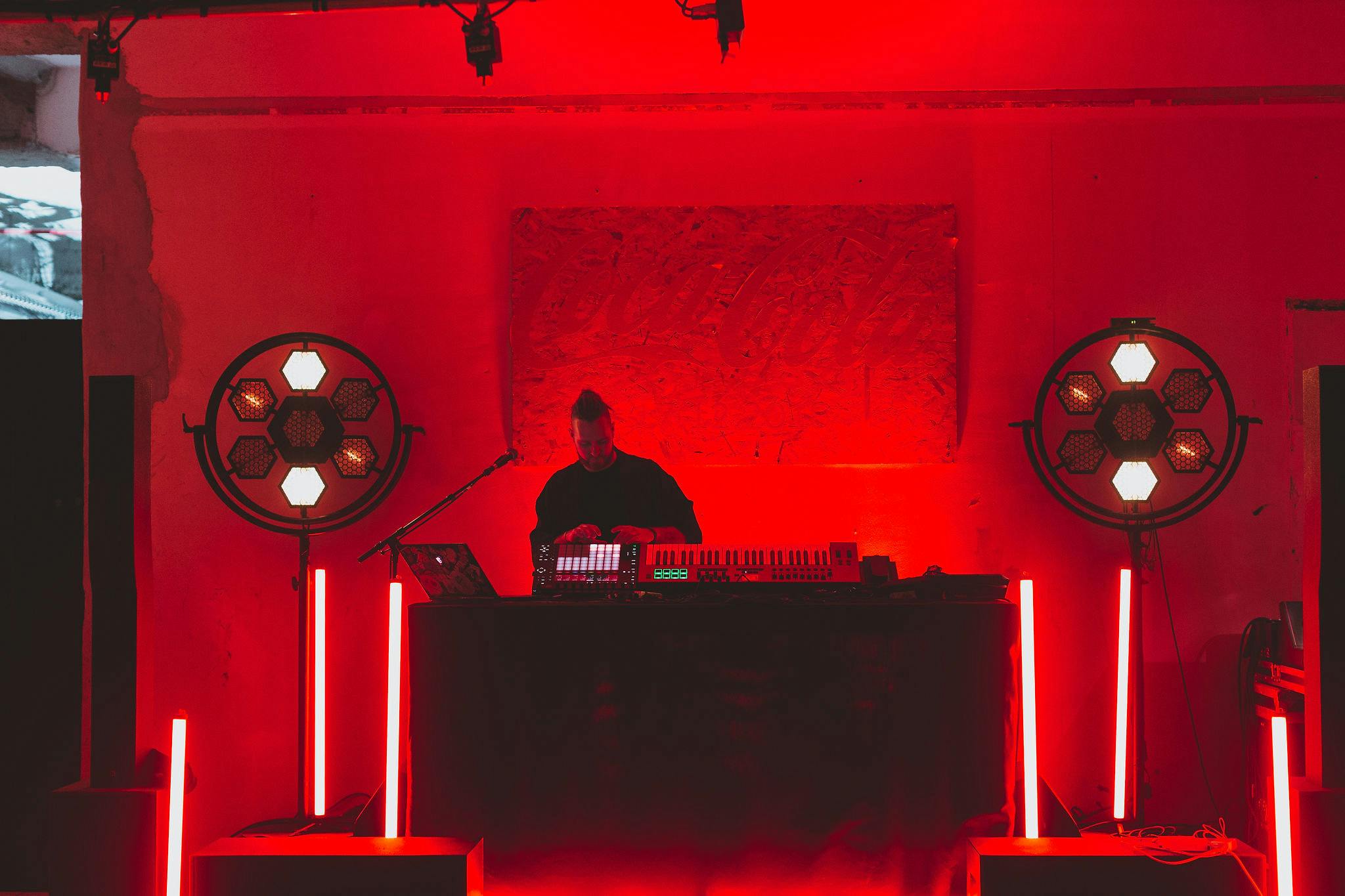 dj qui mixe pour le dîner de chantier du Coca-Cola Street Food Market
