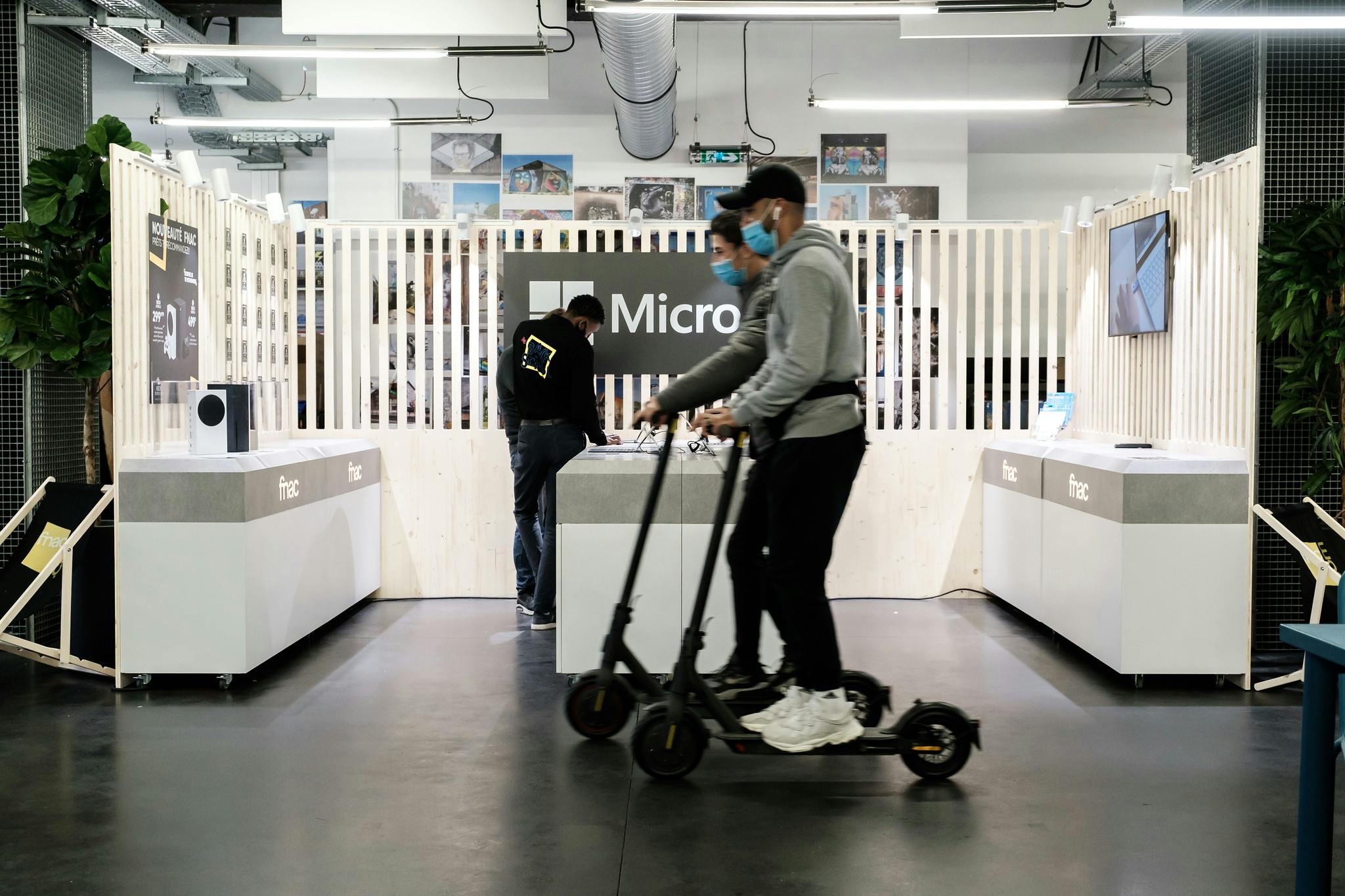 étudiants sur des trottinettes électriques au Fnac Campus Tour