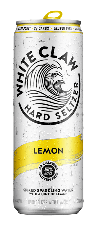 Una lata de White Claw® Hard Seltzer Limón descansa sobre unas rocas frente al mar.