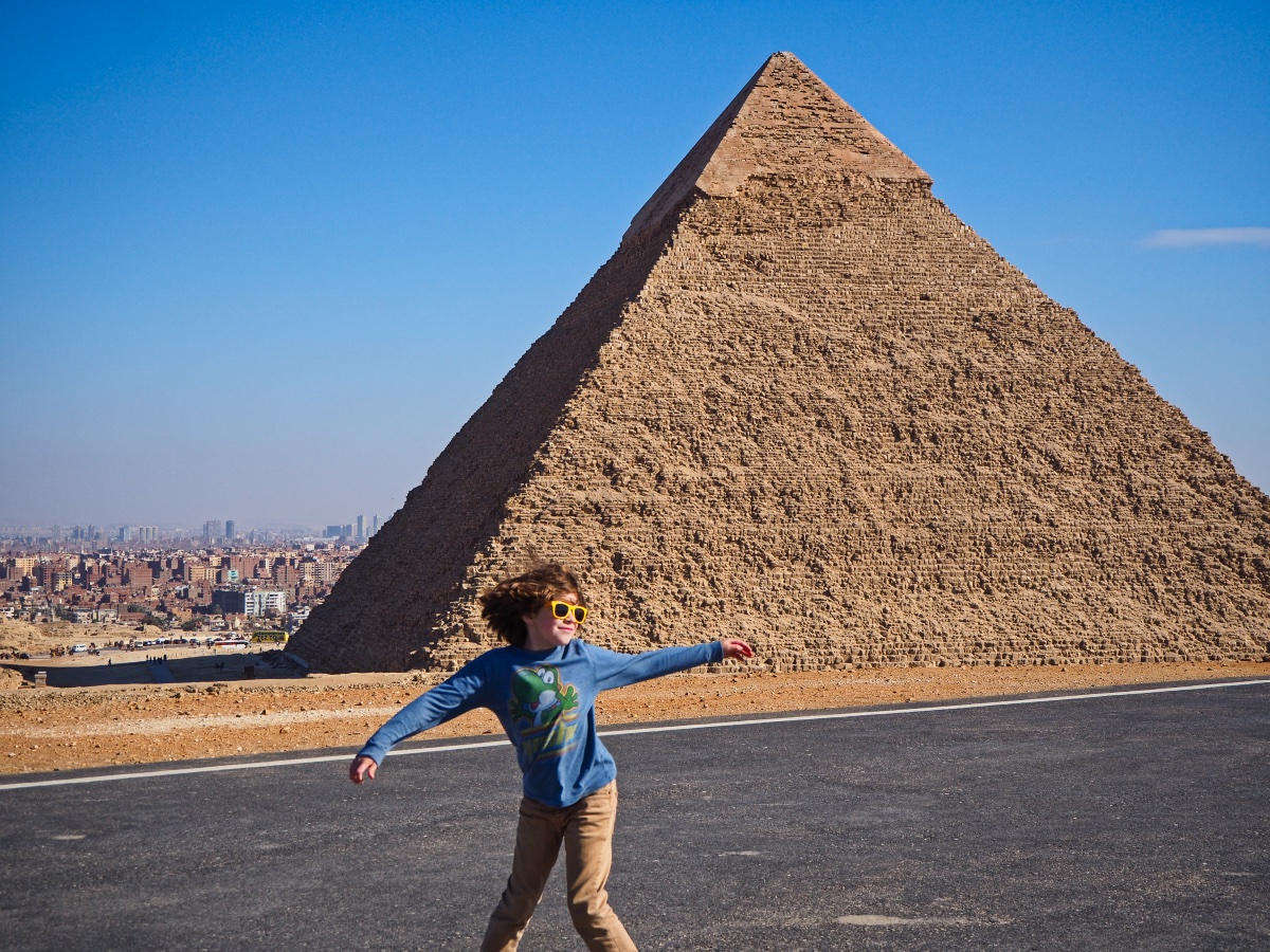 H receiving pyramid blessings