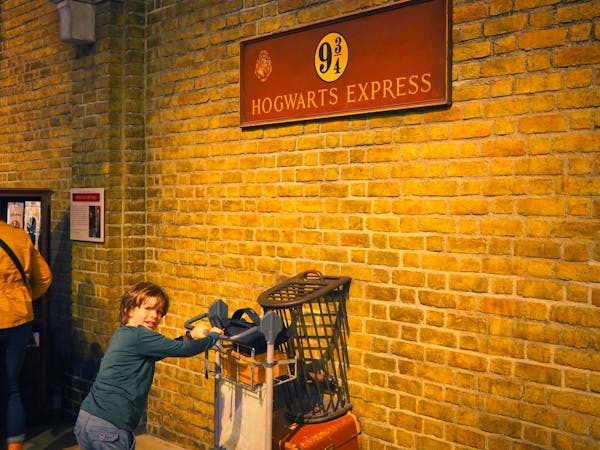 H going into platform 9 3/4