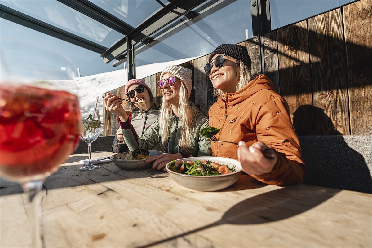 saalbach ski holiday enjoying the best food. Find your apartment with we.rent