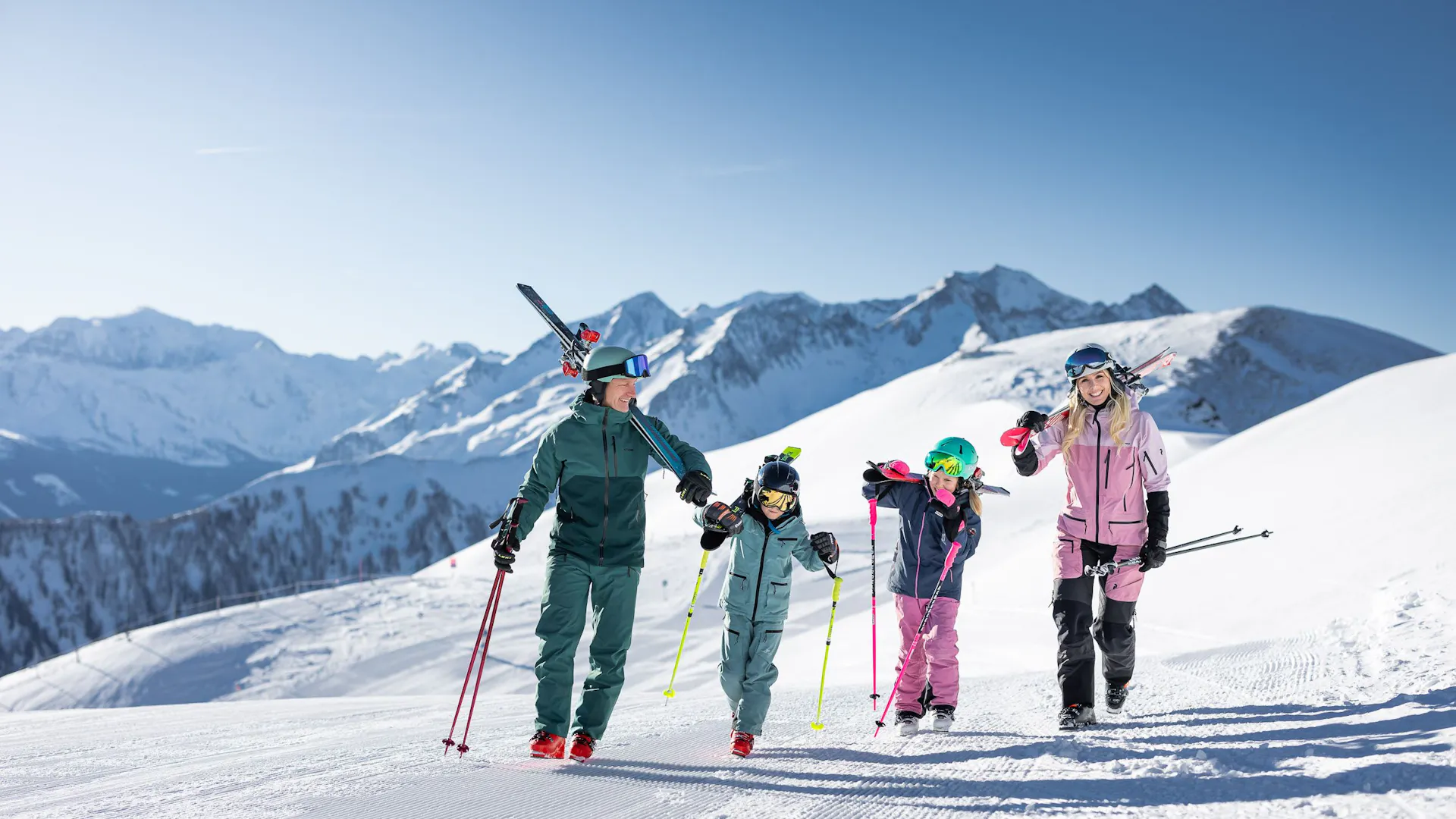Family skiing in winter in Rauris. Find you hoiday home with we.rent