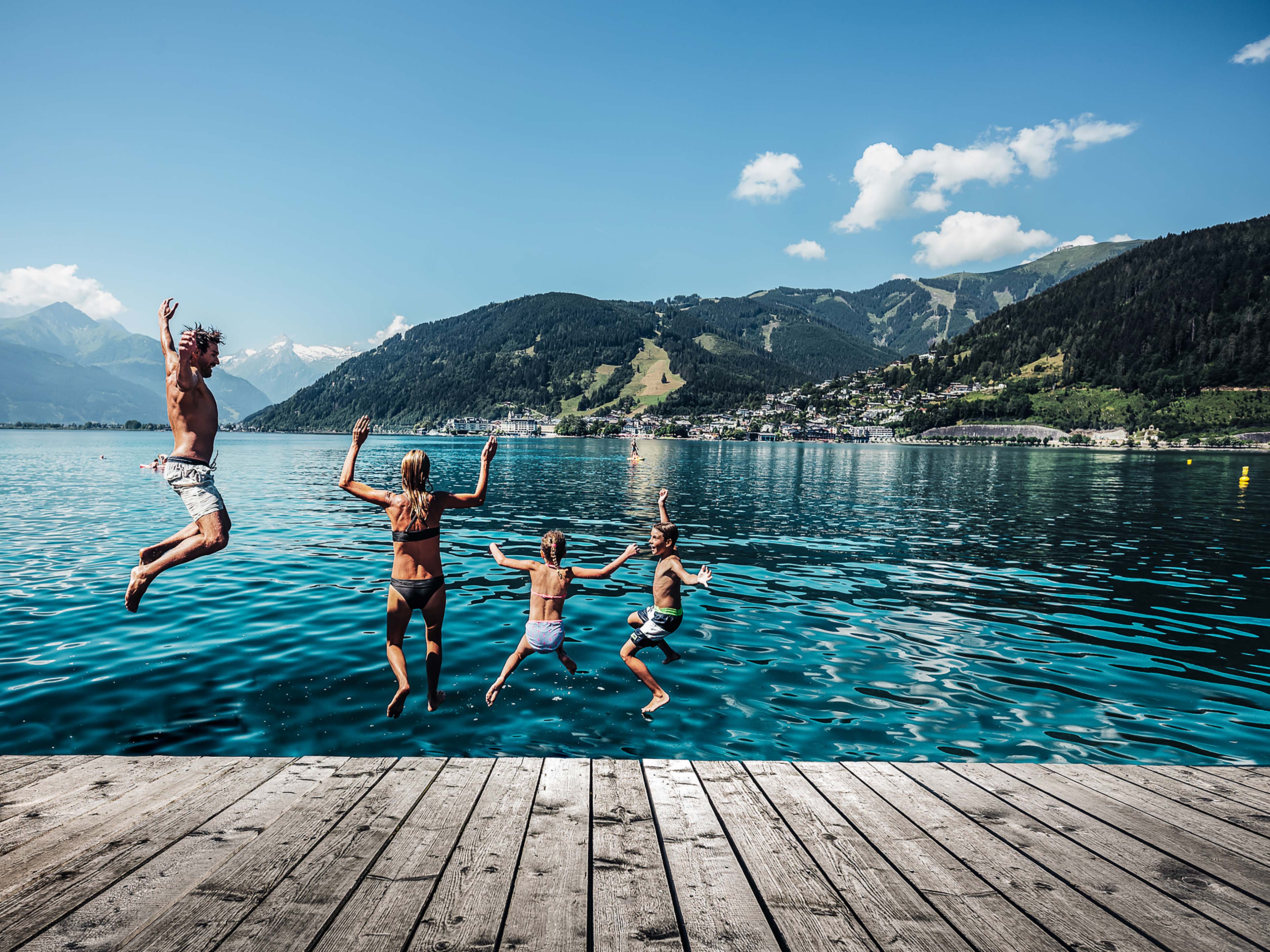 The best thing to do after a hot summer hike? Spring into the clear water in lake Zell in Zell am See and Kaprun. Gain free entry to all lidos with the zell am see- kaprun summer card