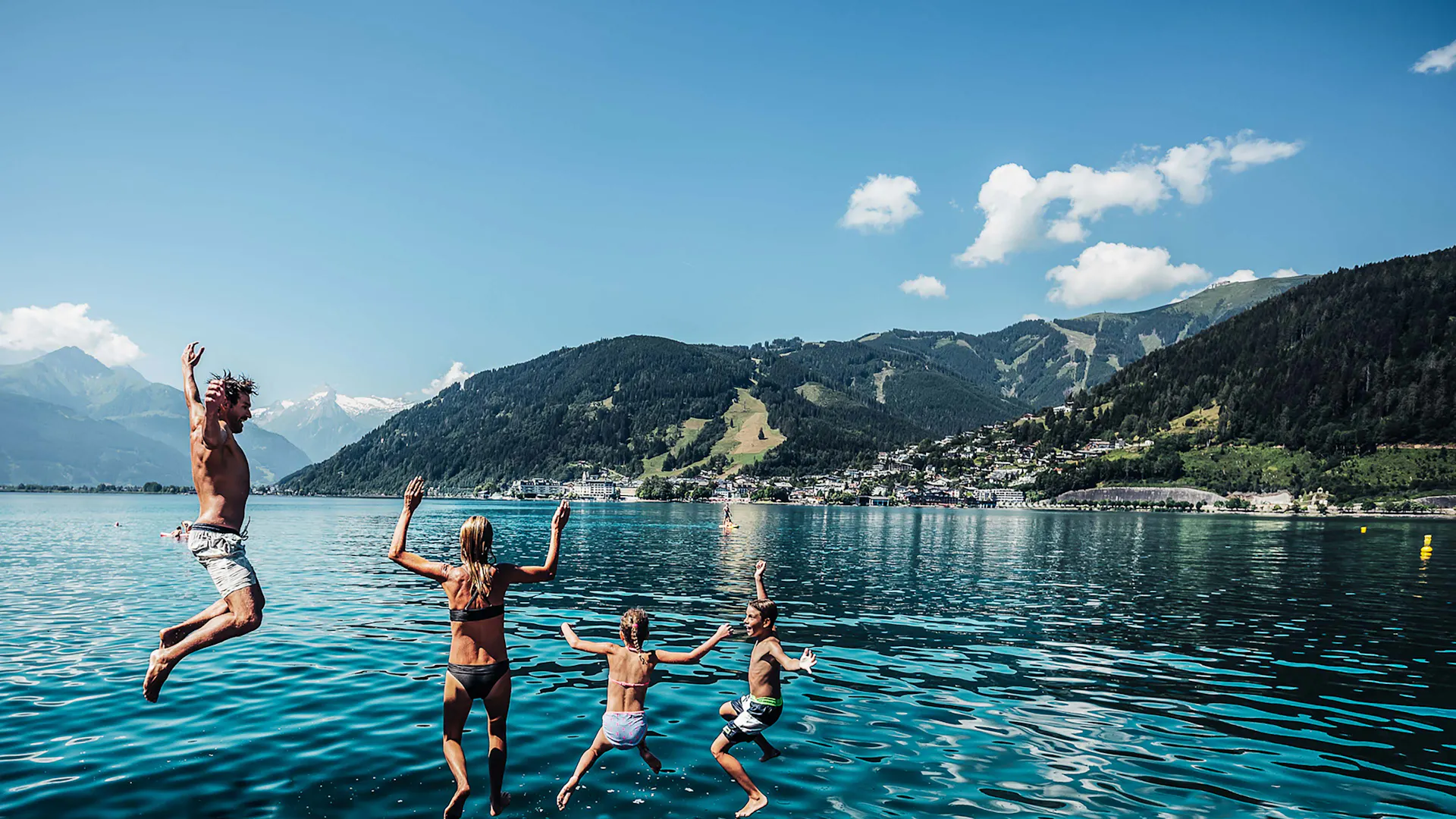 The best thing to do after a hot summer hike? Spring into the clear water in lake Zell in Zell am See and Kaprun. Gain free entry to all lidos with the zell am see- kaprun summer card