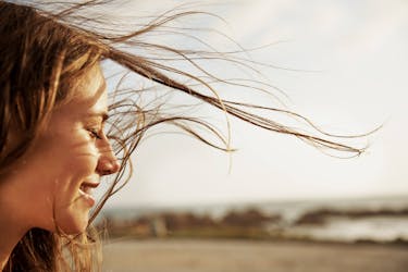 woman smiling to demonstrate the importance of the positive and wealthy attitude