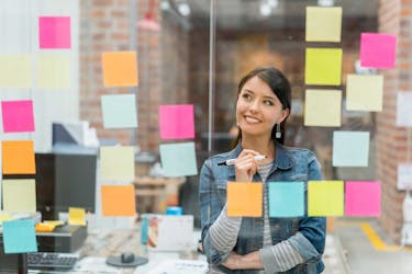 Woman creates a short deadlines for herself in order to stop multitasking