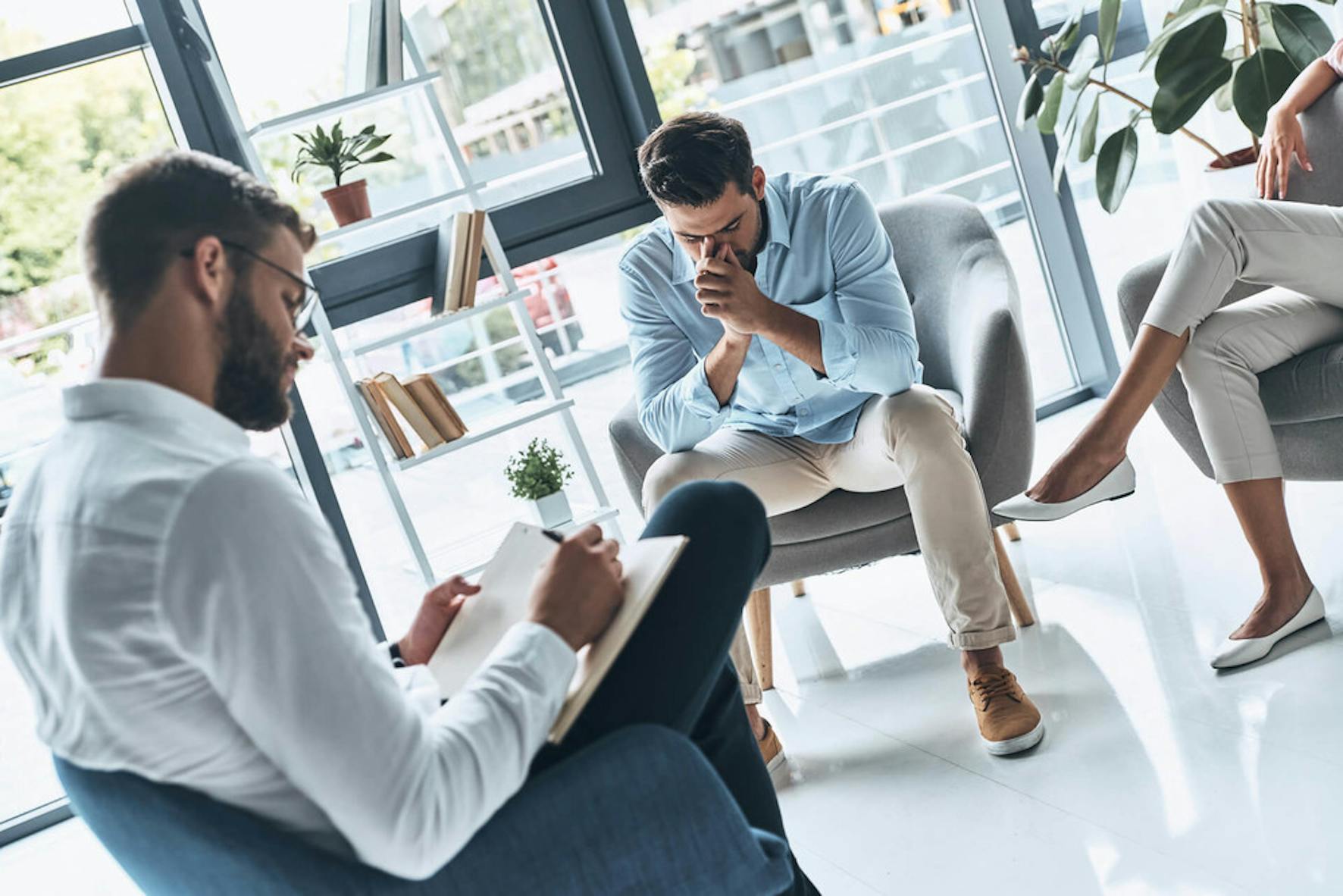 2 hommes discutant des causes de l'épuisement émotionnel