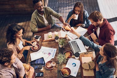 How to save money on lunch: team lunch together packing