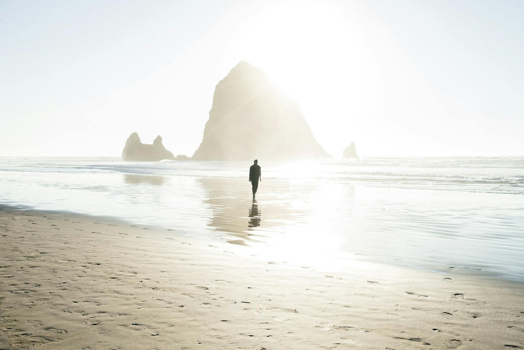 la méditation sur la plage est un bon moyen de se détendre