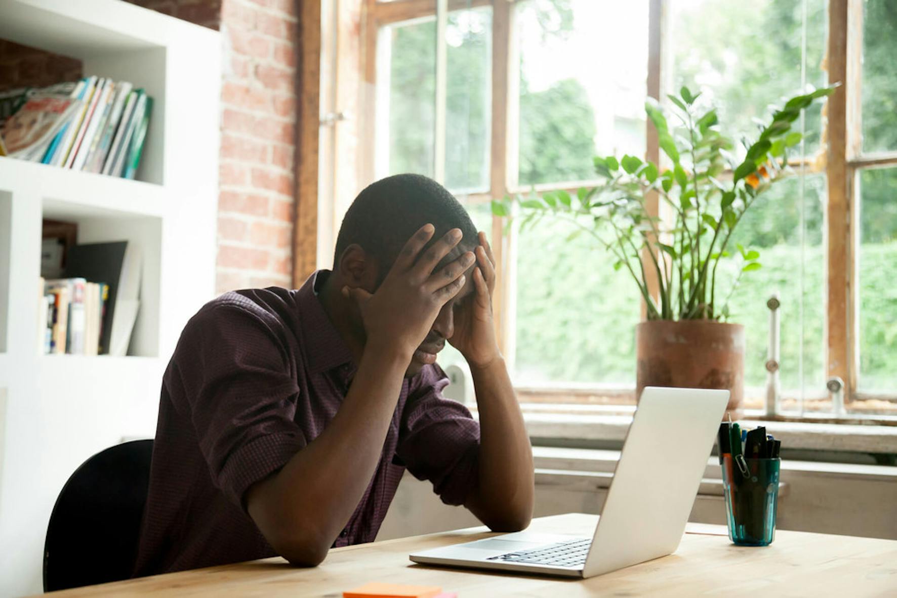 man expressando o stress emocional e concentração deficiente