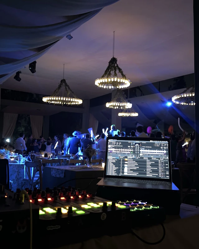 Vista desde la cabina de DJ Paul durante la fiesta en Cieneguilla