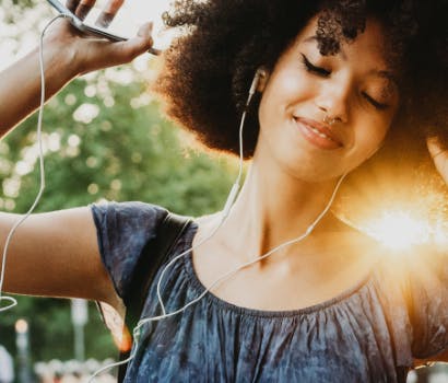 Femme qui écoute de la musique avec des écouteurs