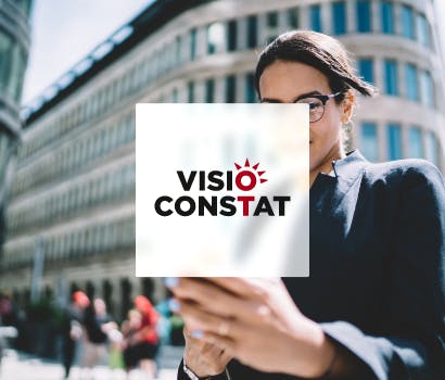 Une femme utilise l'application Visio Constat sur son smartphone