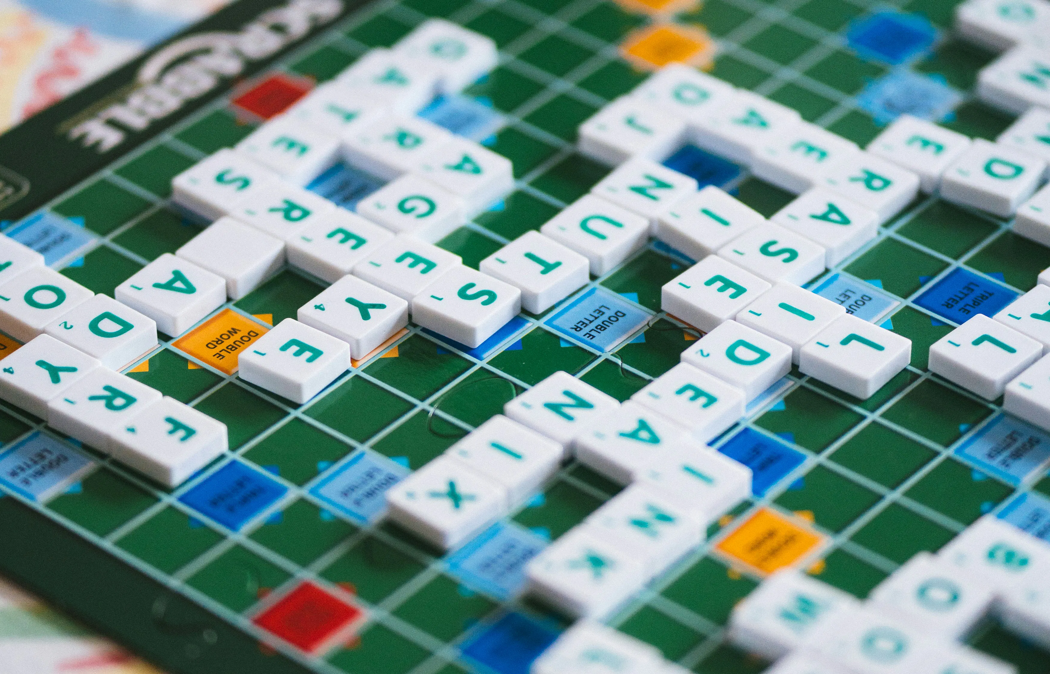 Un primo piano di una persona che gioca a scrabble