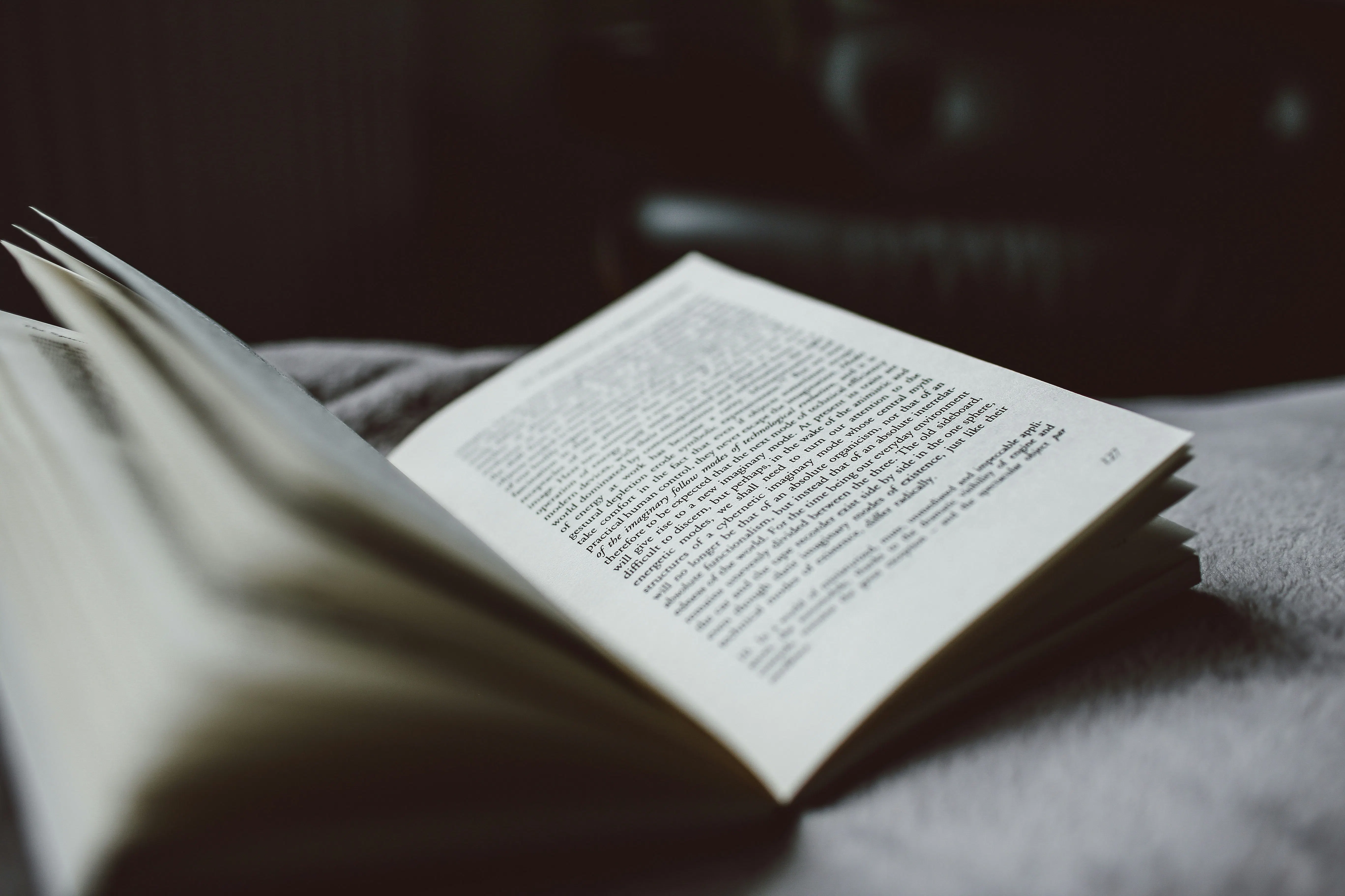 تصوير بؤري انتقائي لكتاب مدرسي مفتوح