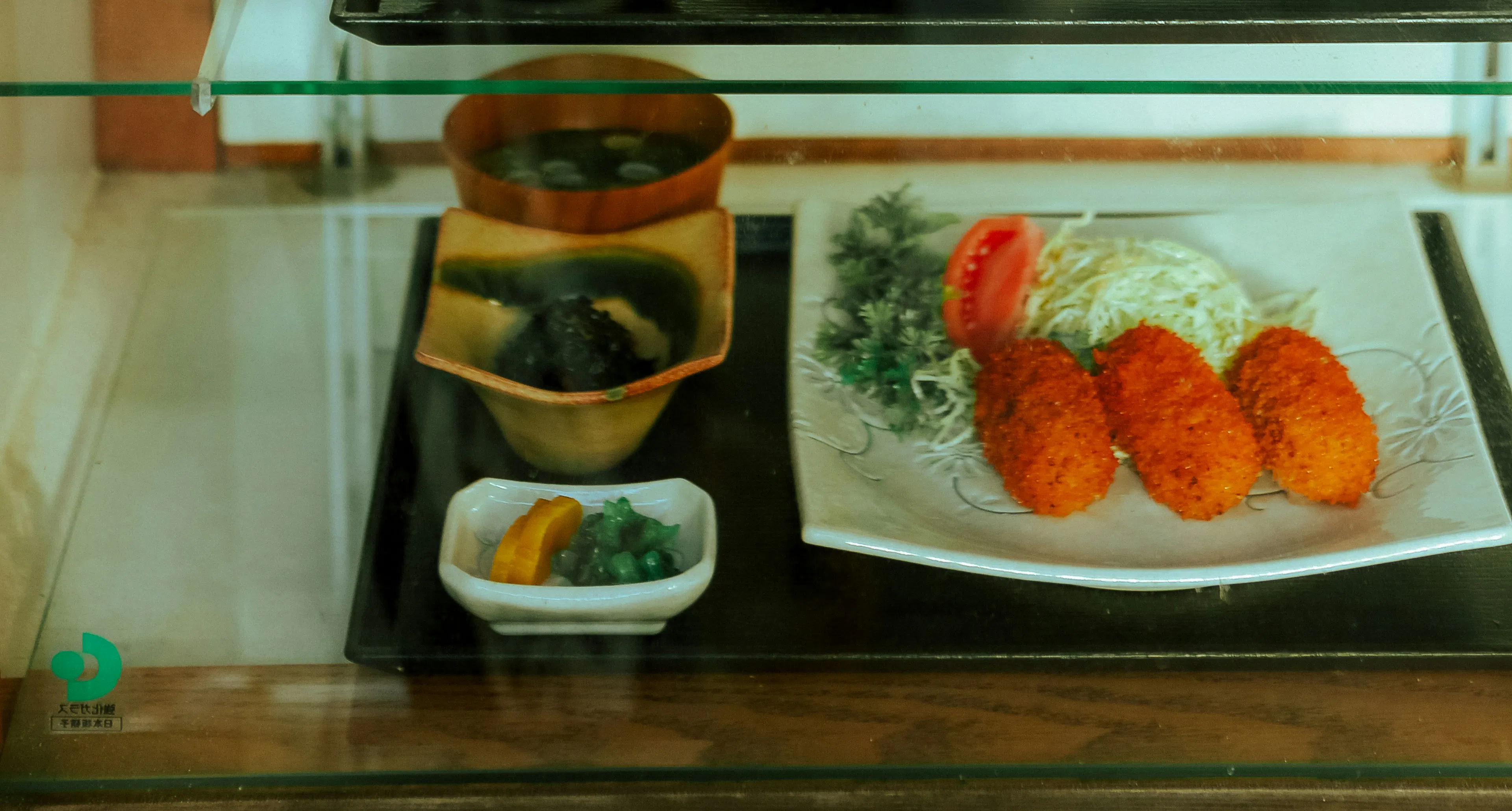 Esposizione di piatti giapponesi in una vetrina.