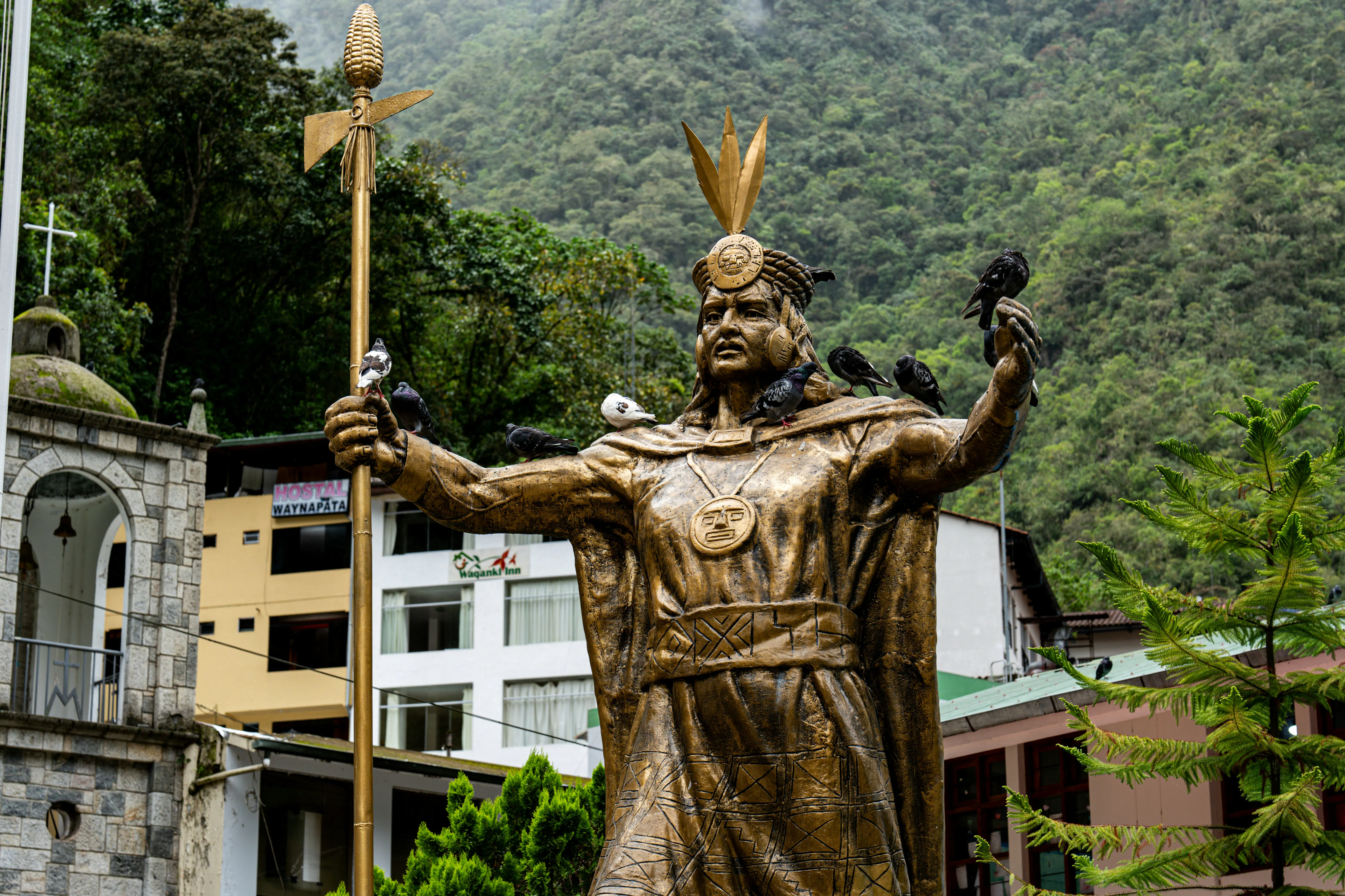 Una statua di un uomo con una corona sulla testa