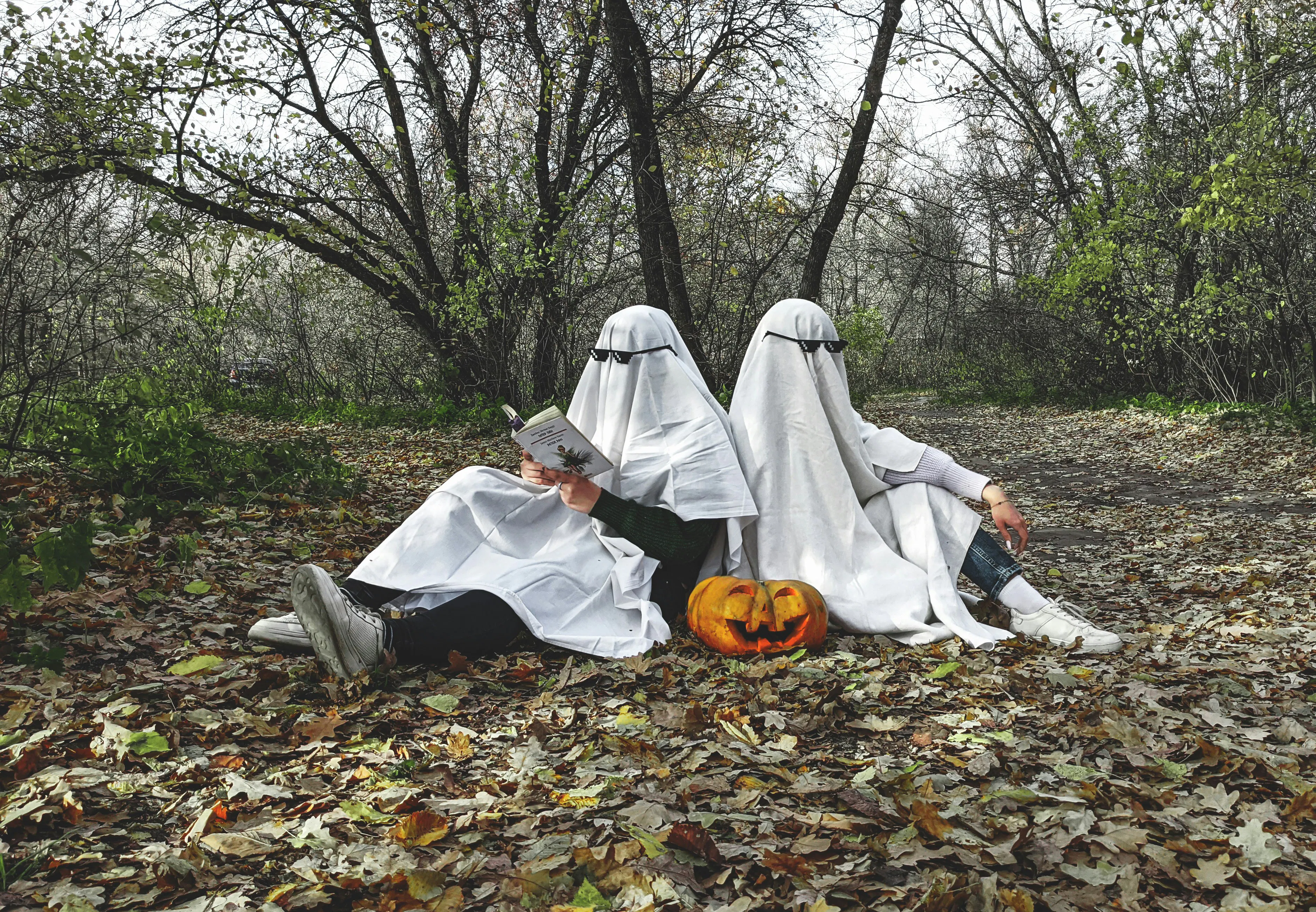 un gruppo di tre persone vestite da fantasmi