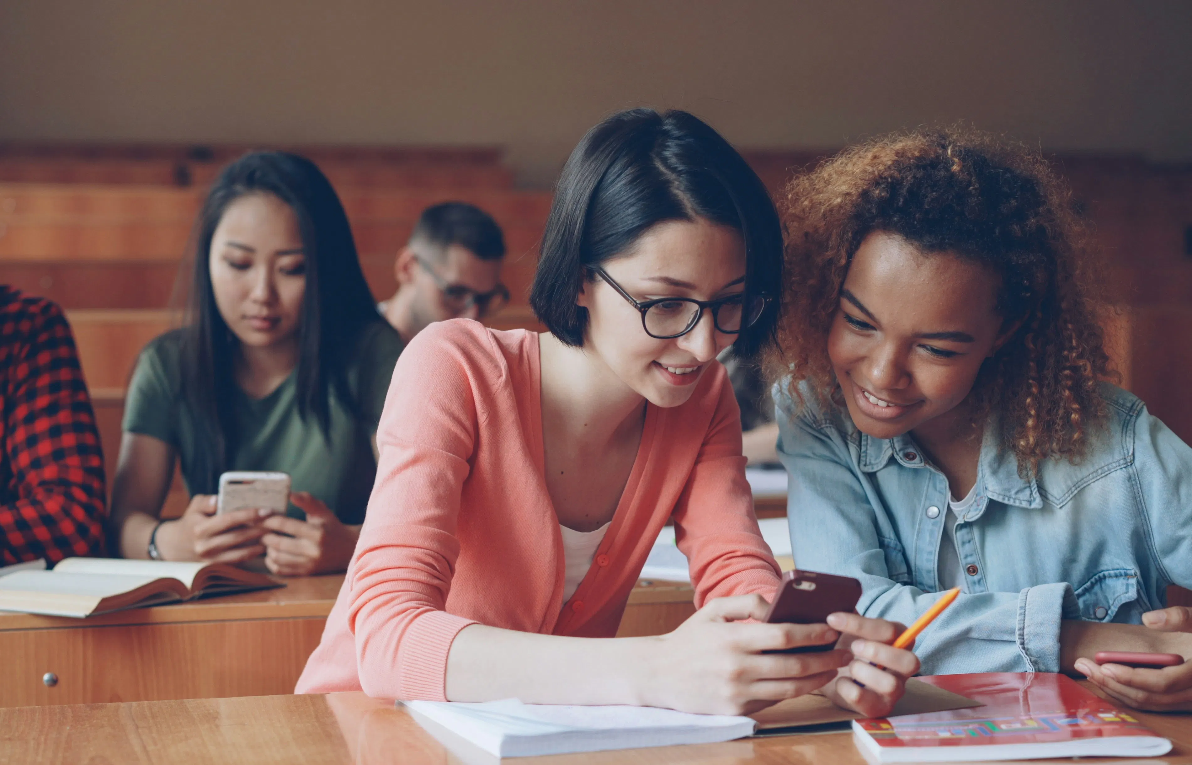 Studenti che guardano i telefoni in un'aula.