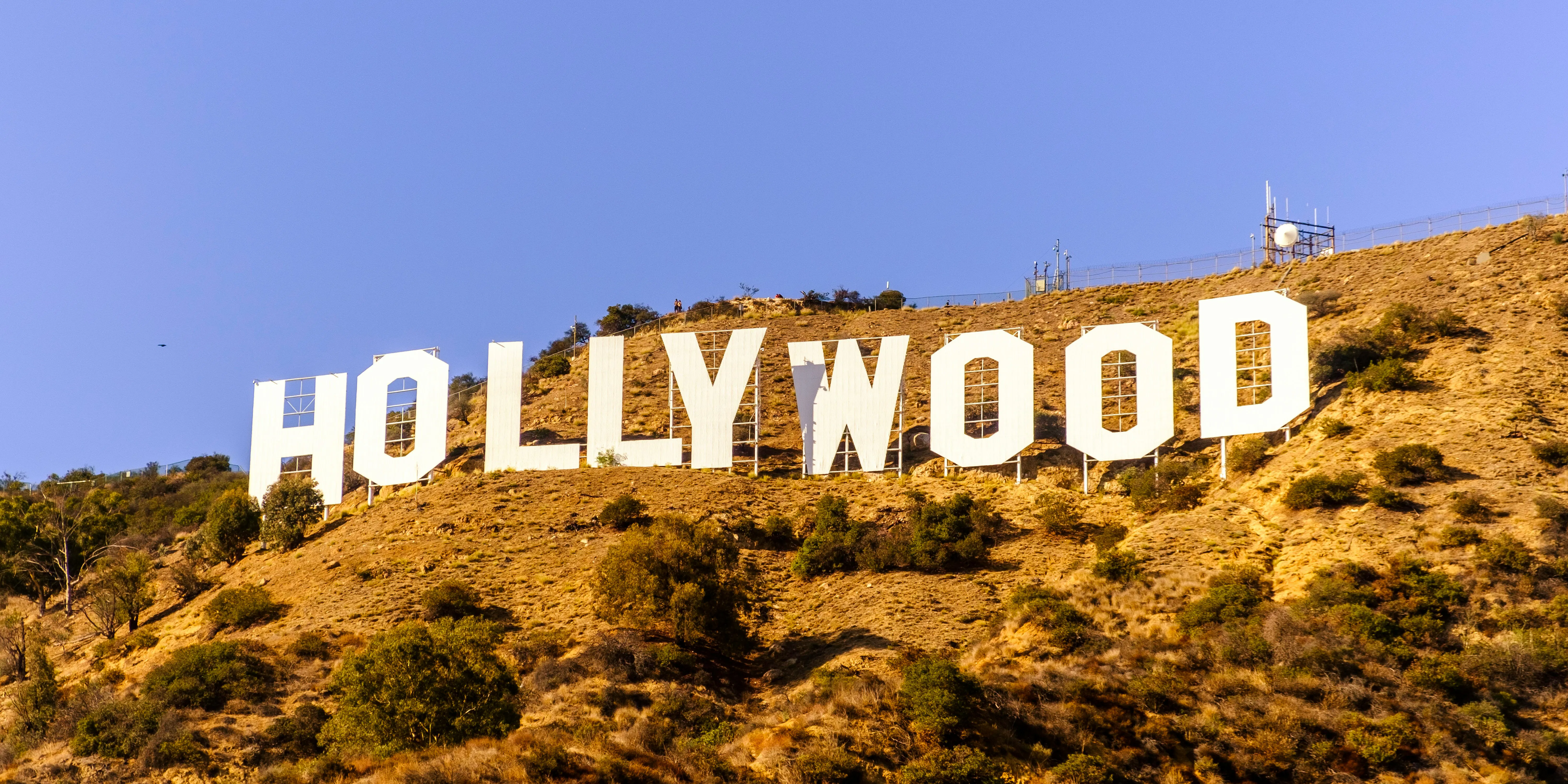 Il segno di Hollywood è visibile su una collina.