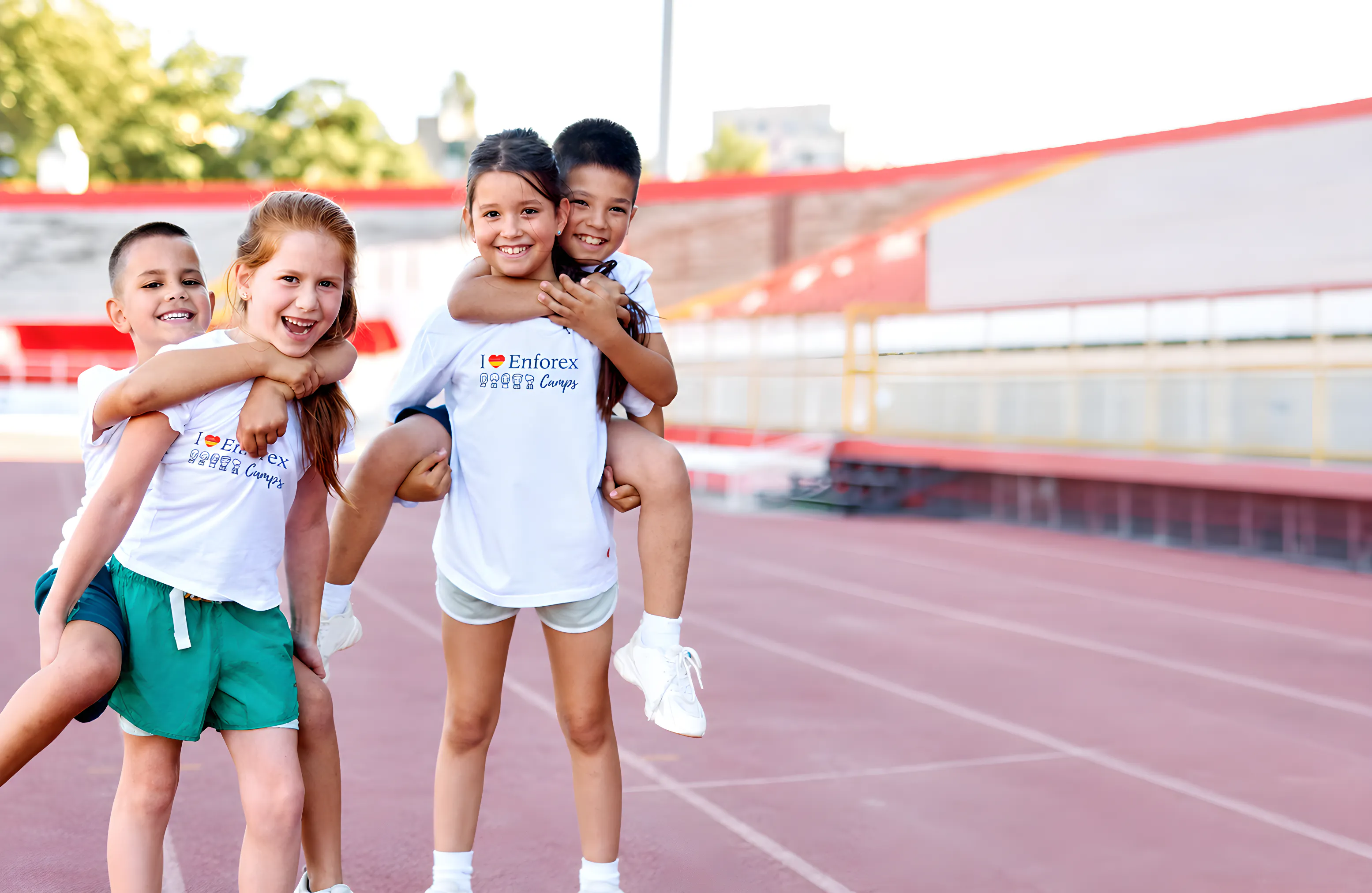 Internationale Studenten genießen Sommerlageraktivitäten in Barcelona, Spanien