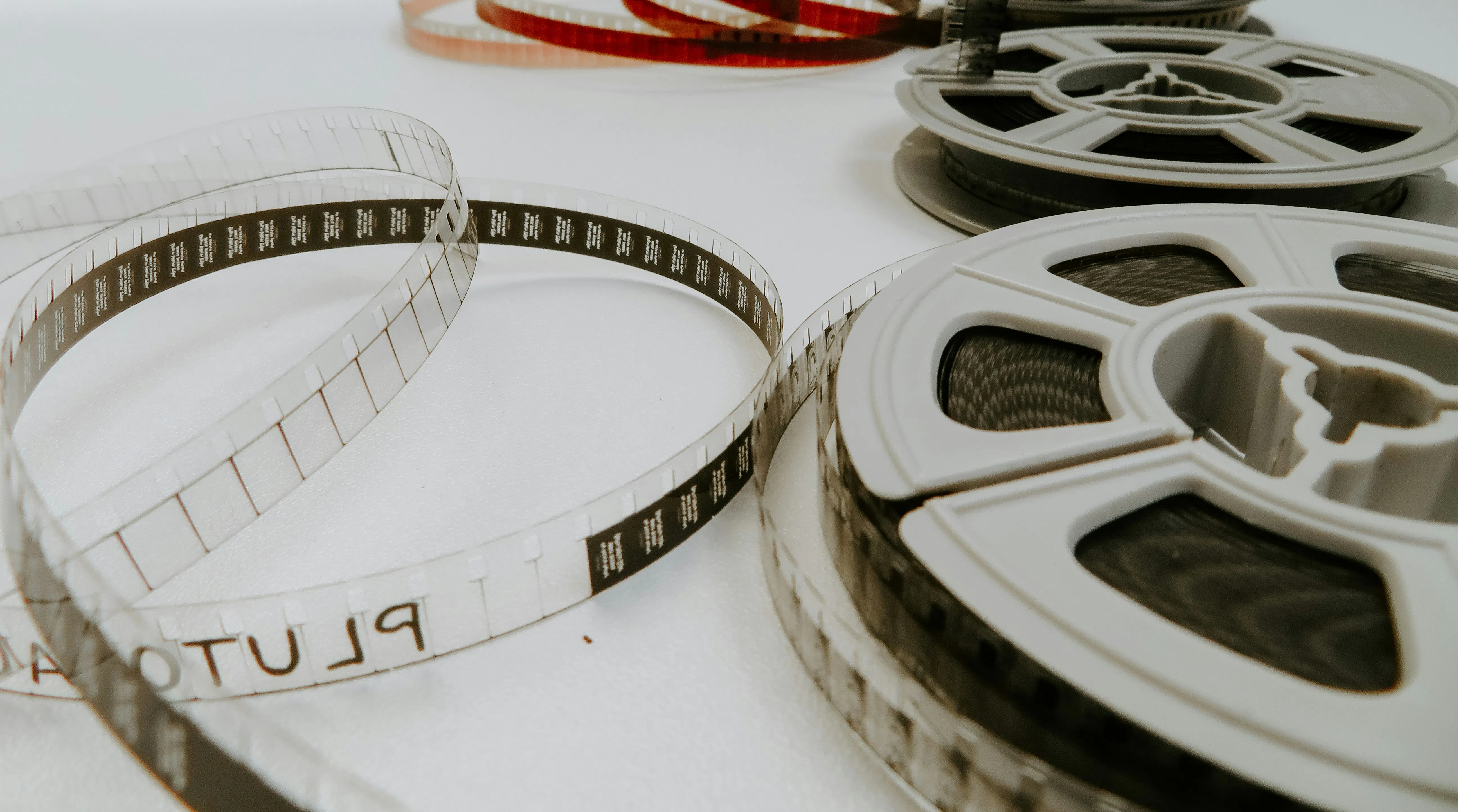 أربعة أفلام على بكرة موضوعة على طاولة بيضاء