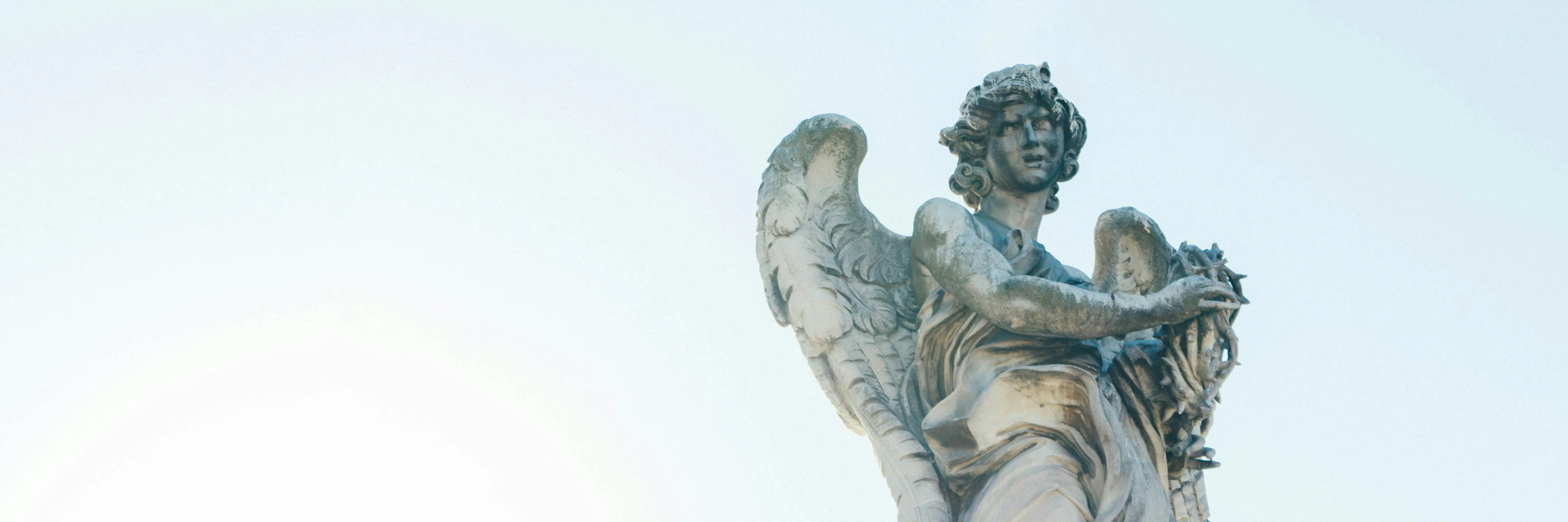 fotografia in basso di una statua di angelo