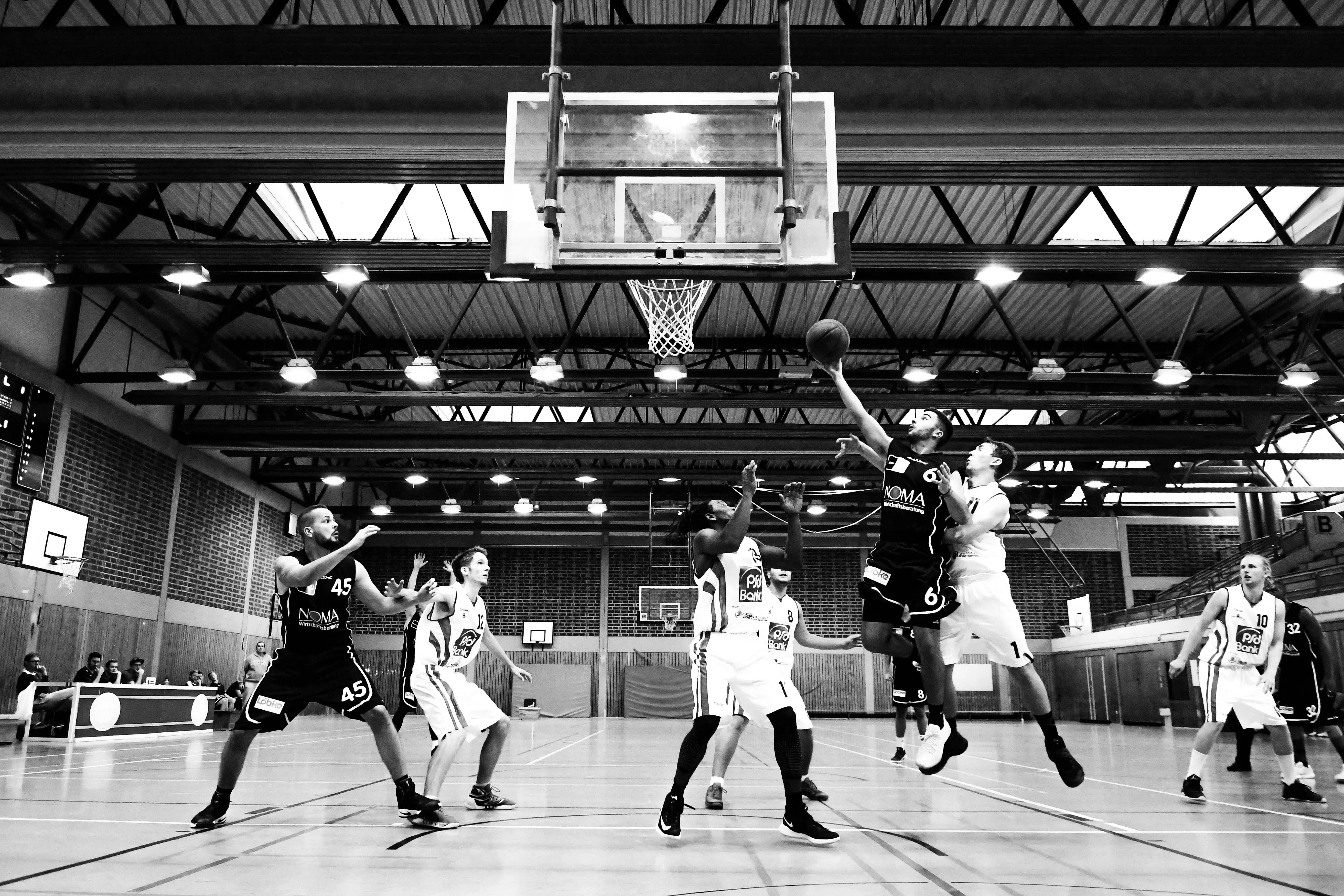 giocatori di basket in scala di grigi