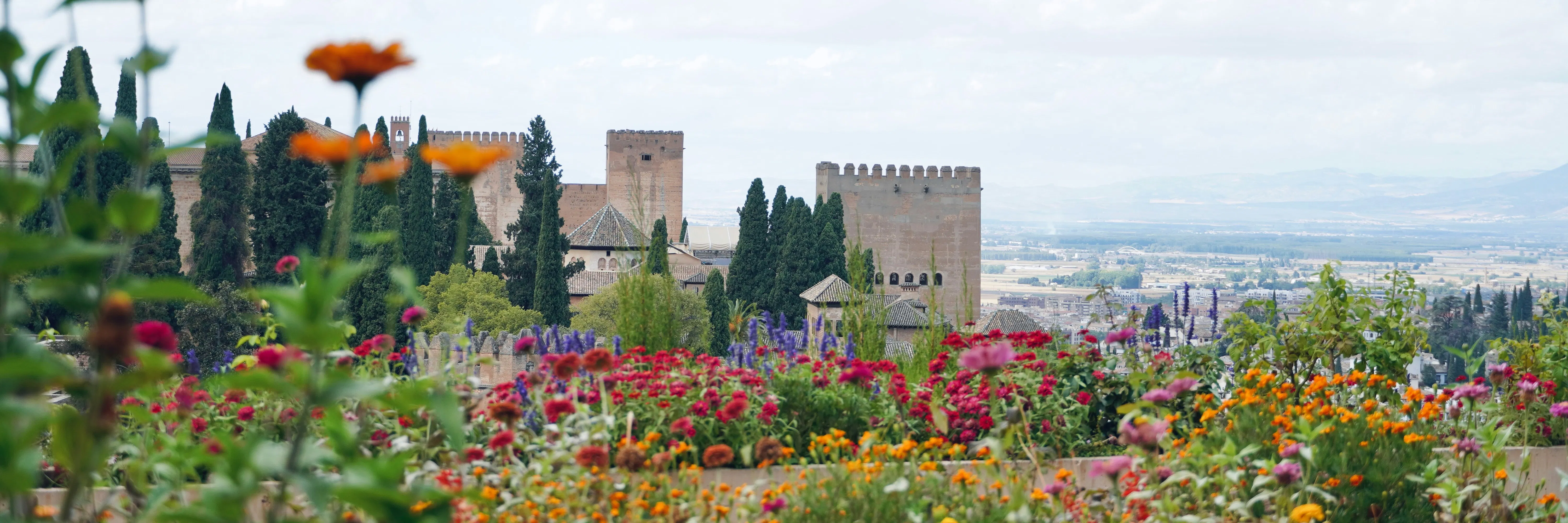 Palazzo dell'Alhambra circondato da fiori colorati