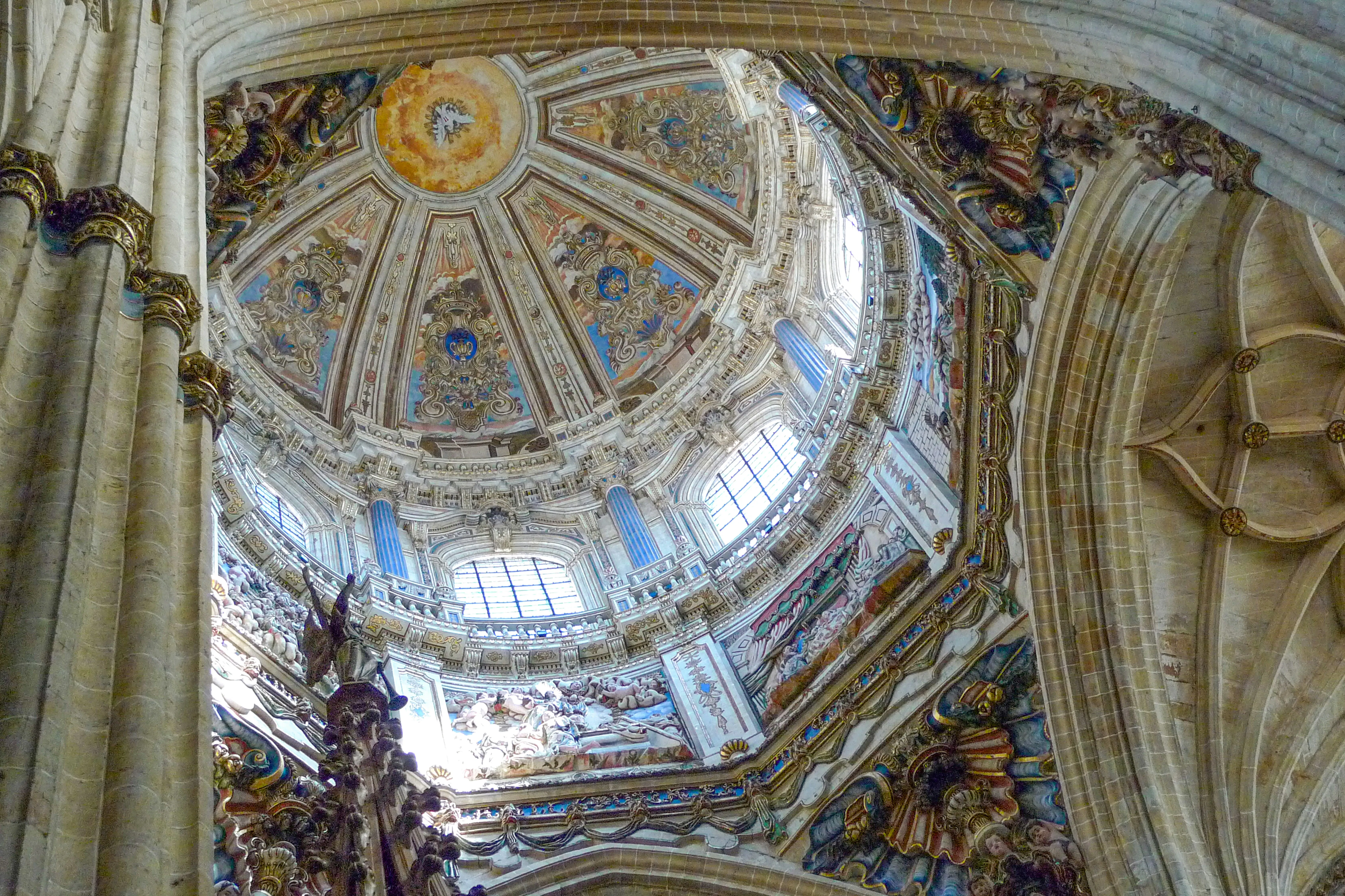 Il soffitto di una grande cattedrale con una cupola