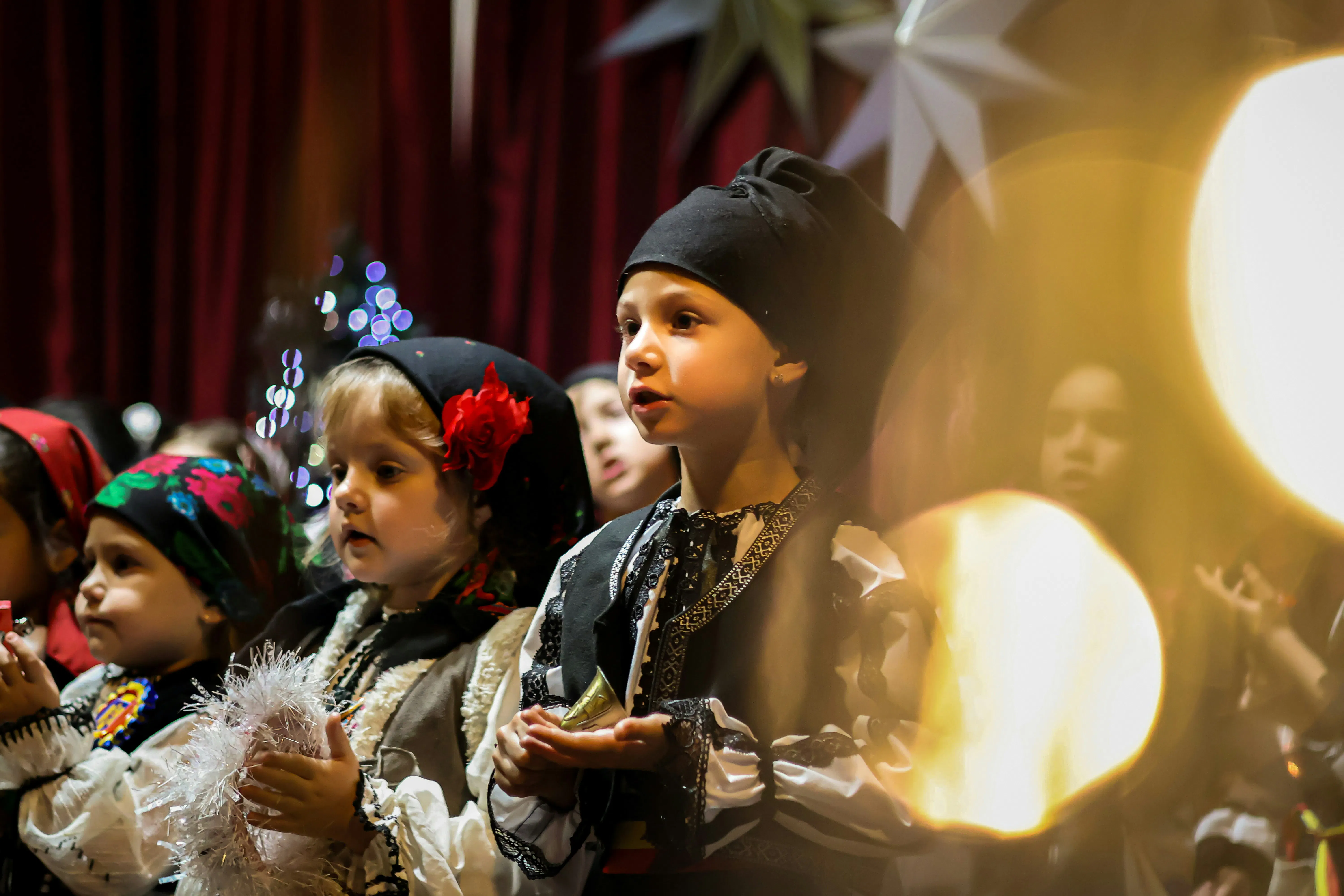 un gruppo di bambini in piedi l'uno accanto all'altro