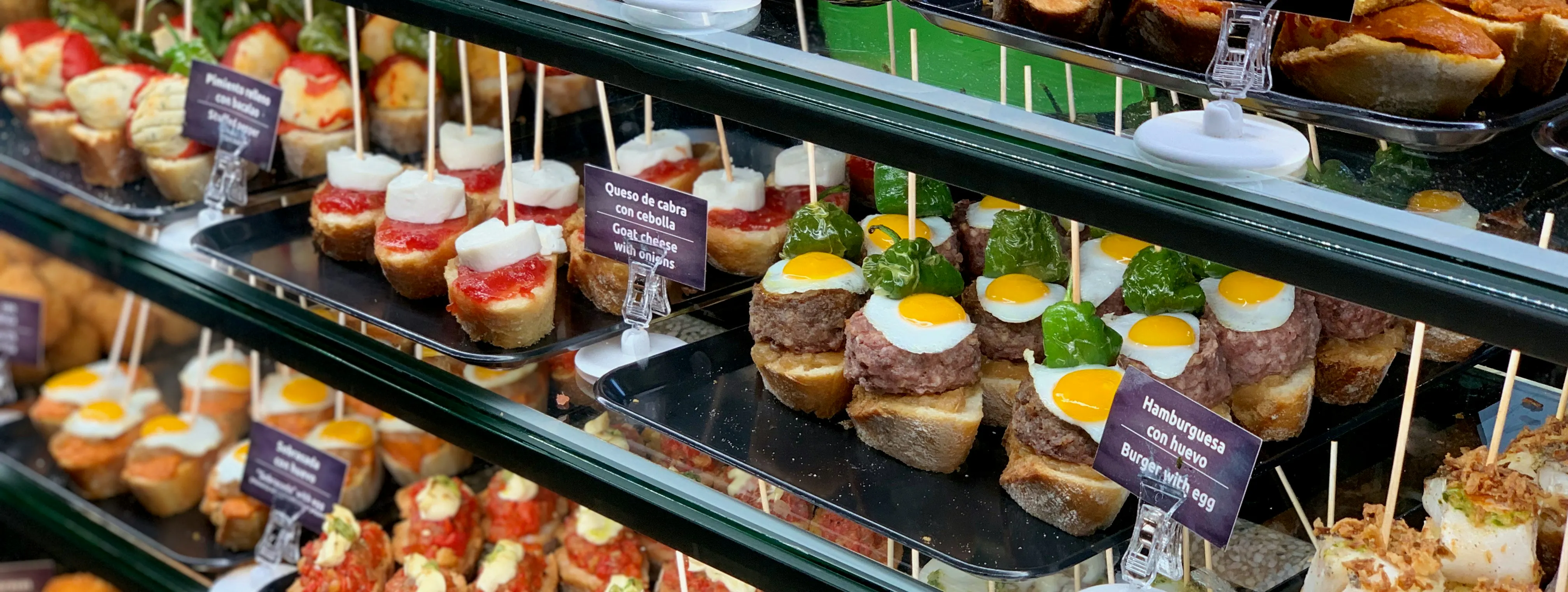 pasticceria assortita su un ripiano in acciaio bianco