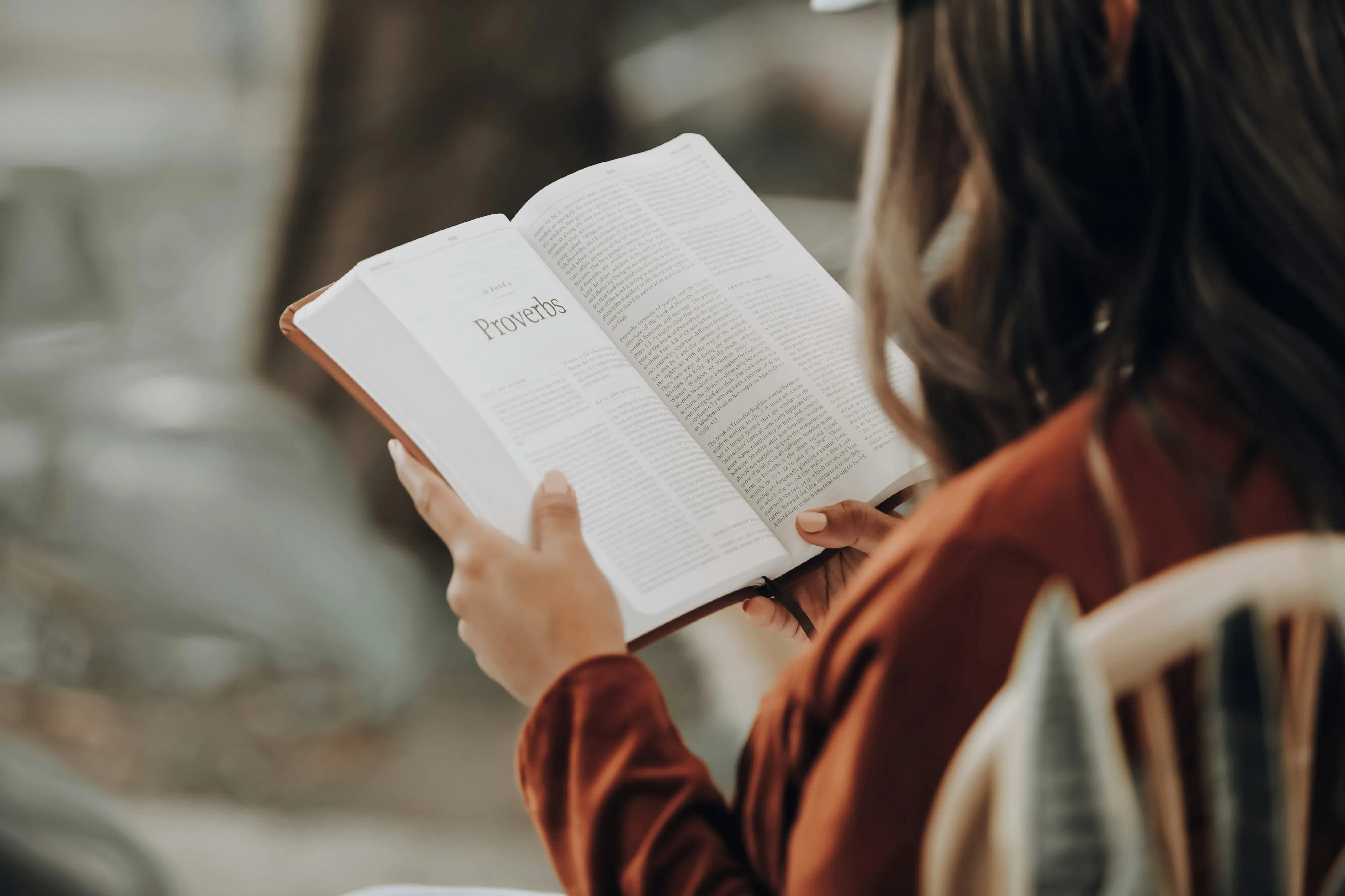ragazza che legge un libro