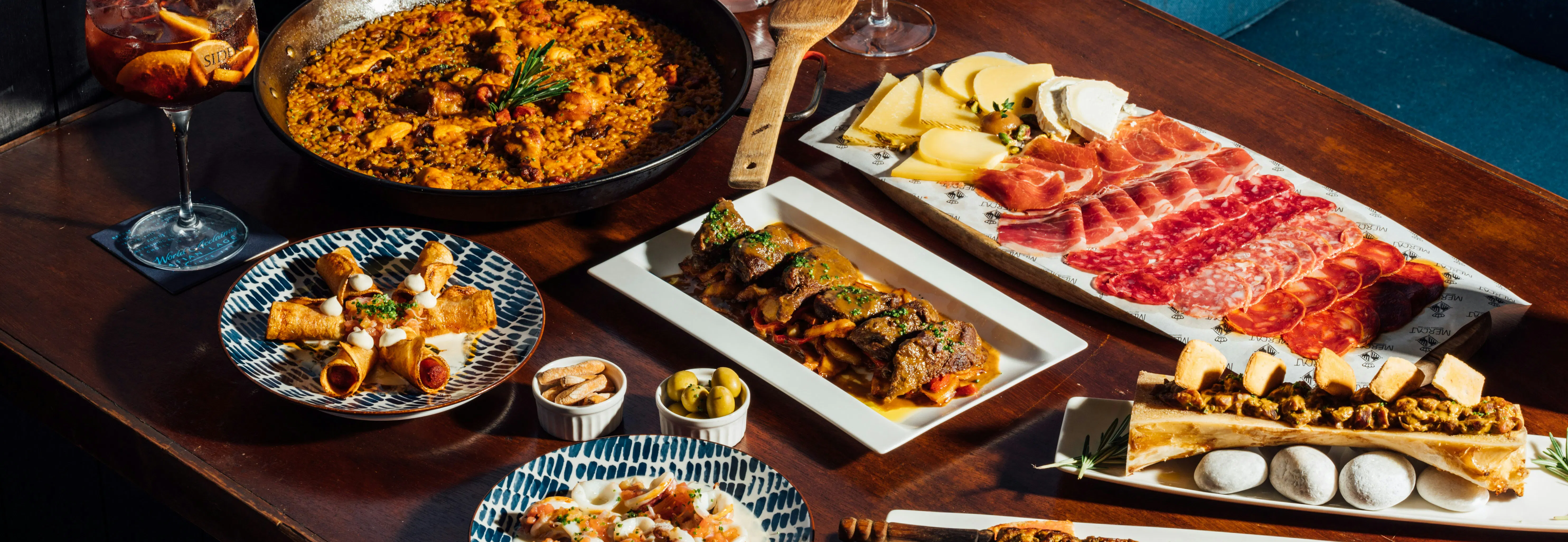 食べ物と飲み物が置かれたテーブル