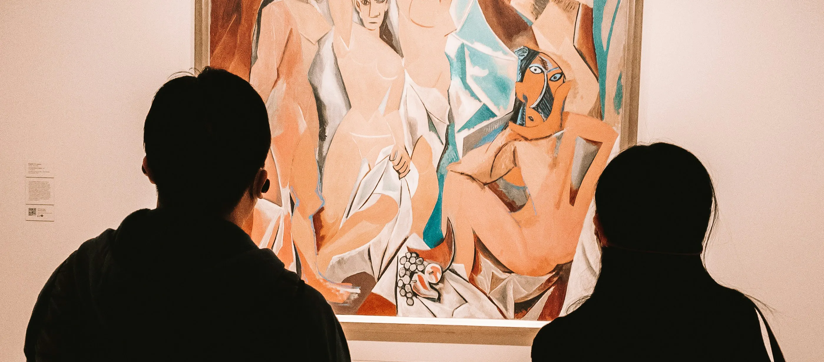 due persone che osservano un dipinto in un museo