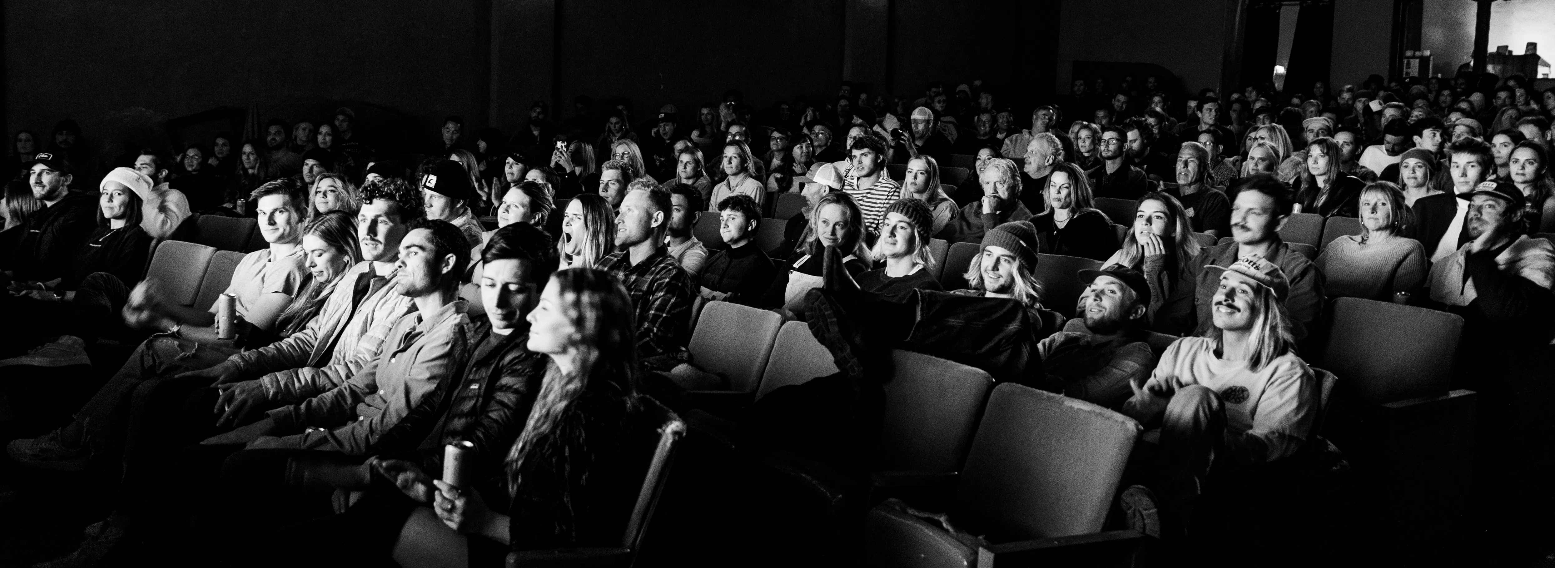 una foto in bianco e nero di una folla di persone