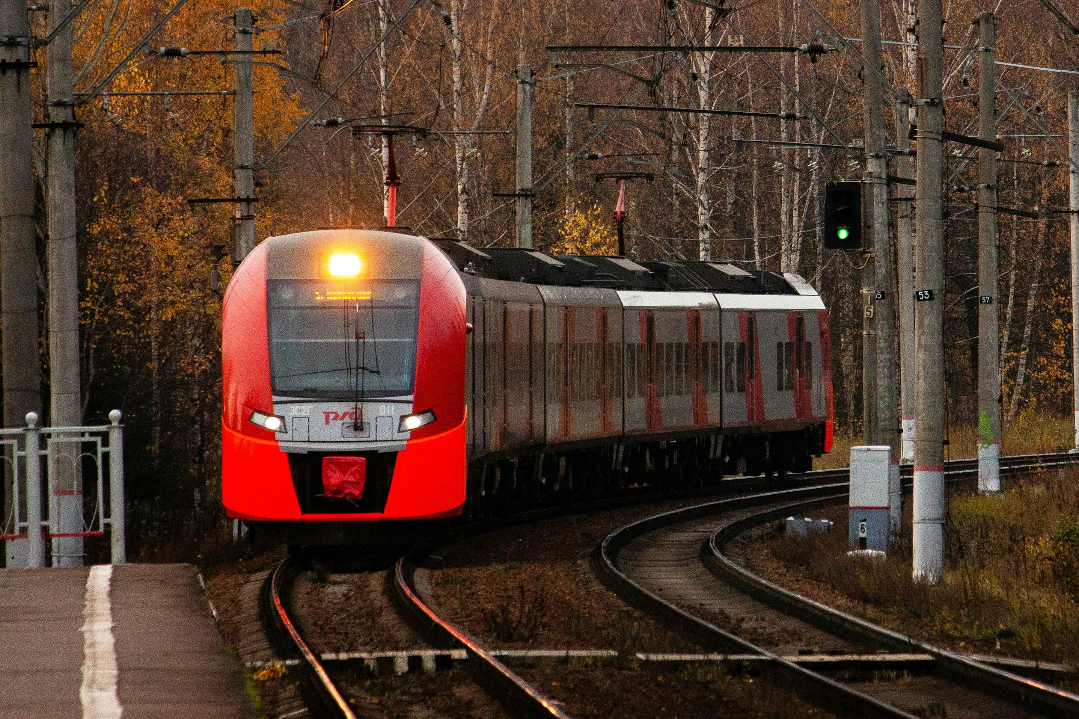 昼間の鉄道上のオレンジ色の列車