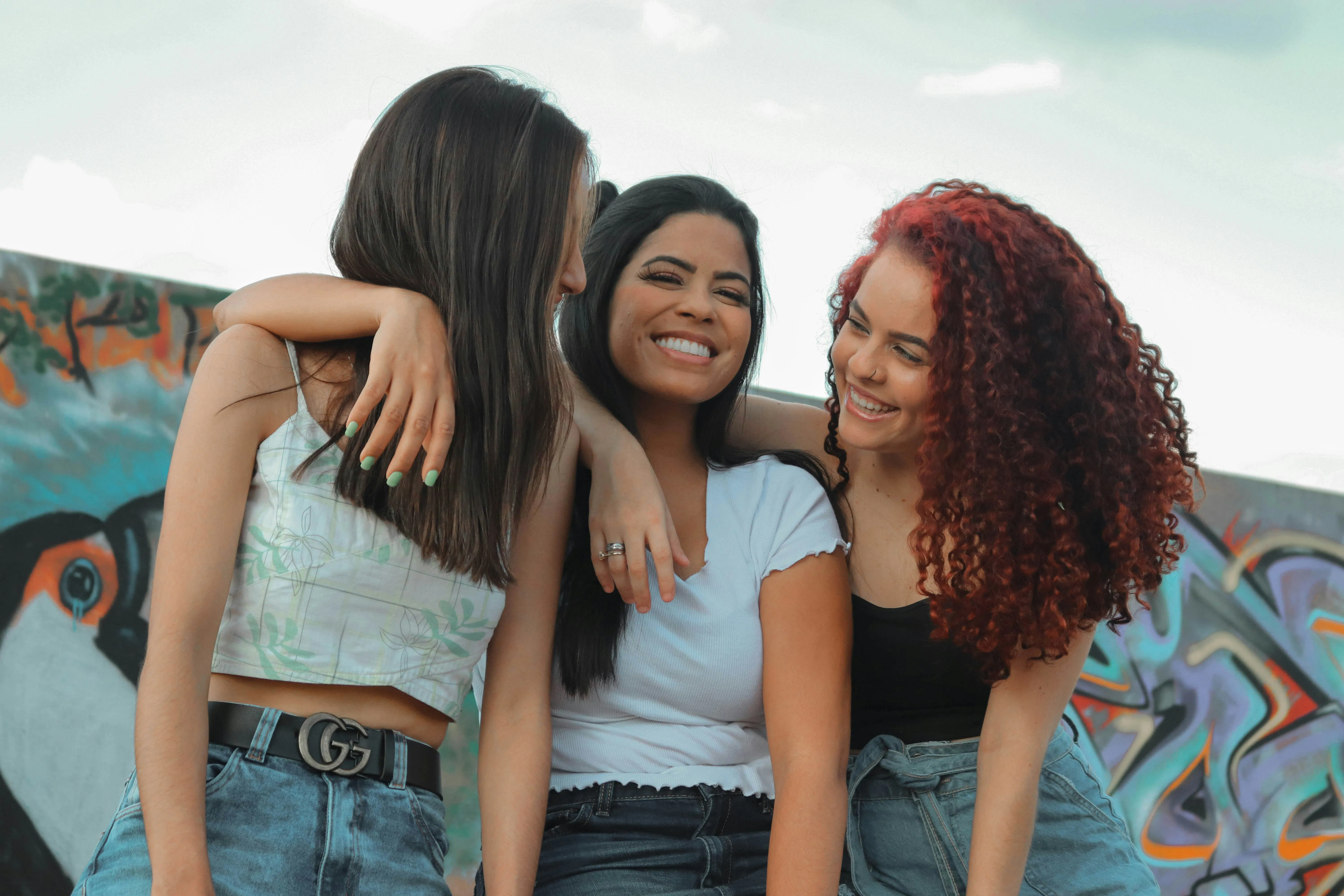 un gruppo di giovani donne in piedi l'una accanto all'altra
