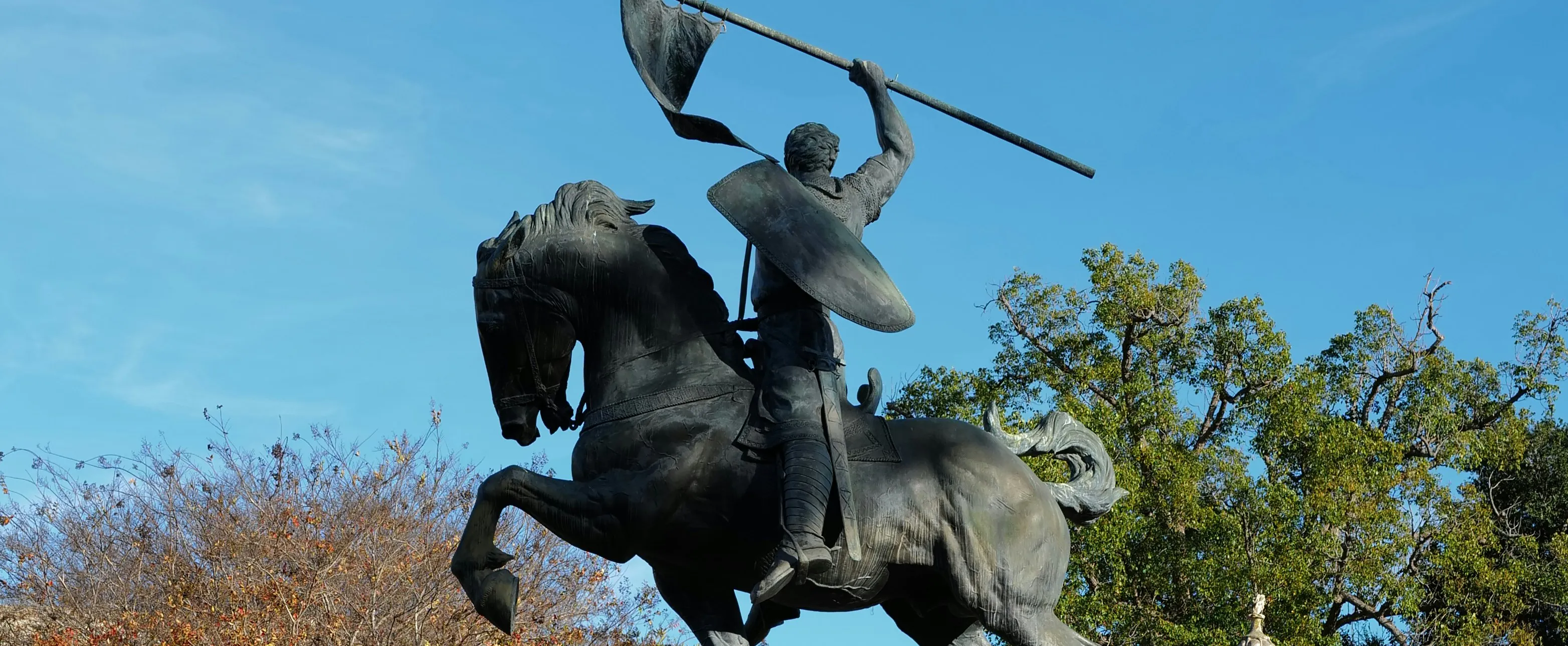 Statua equestre in bronzo di un cavaliere che tiene una lancia.