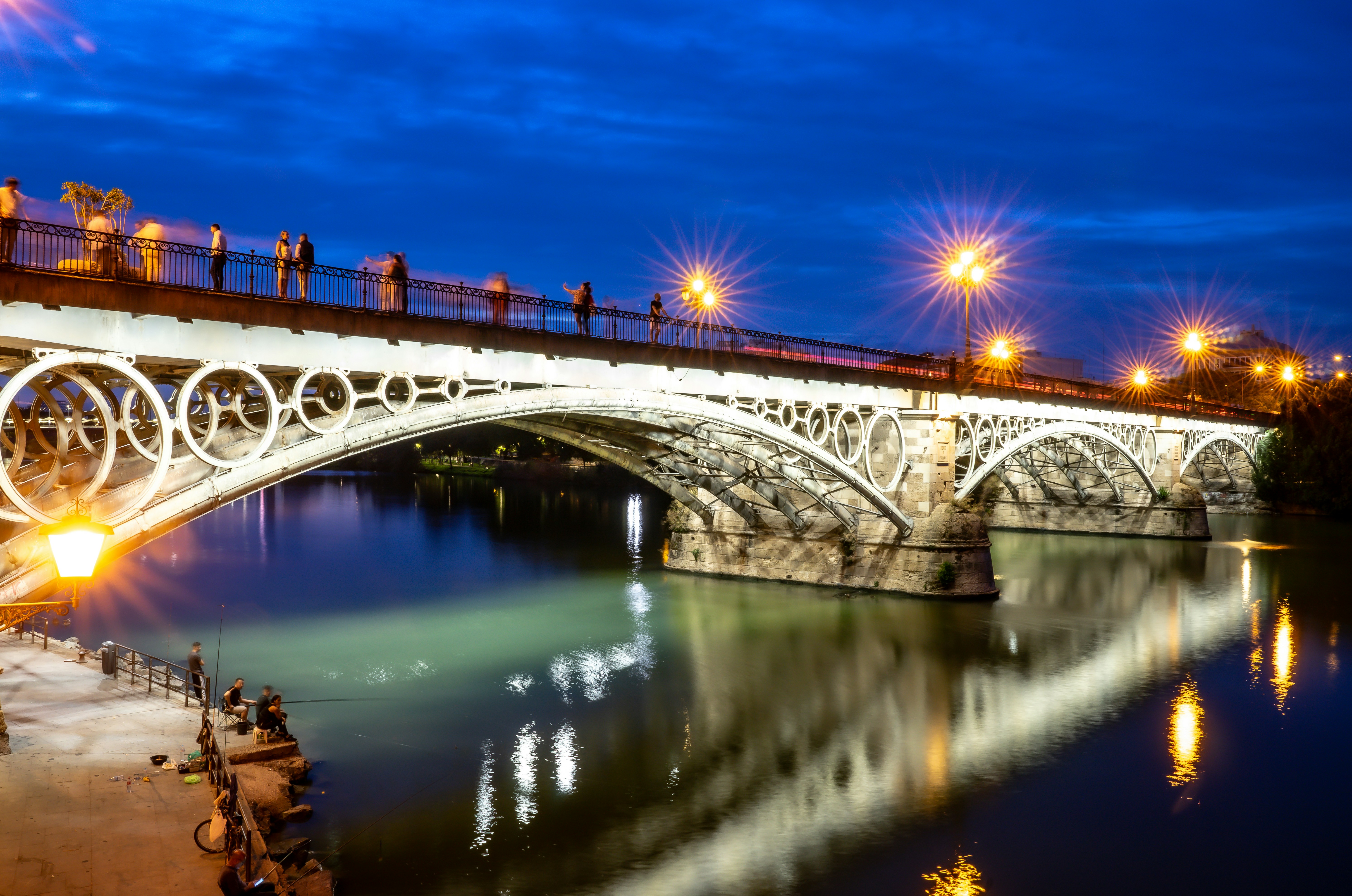 un ponte su un corpo d'acqua di notte