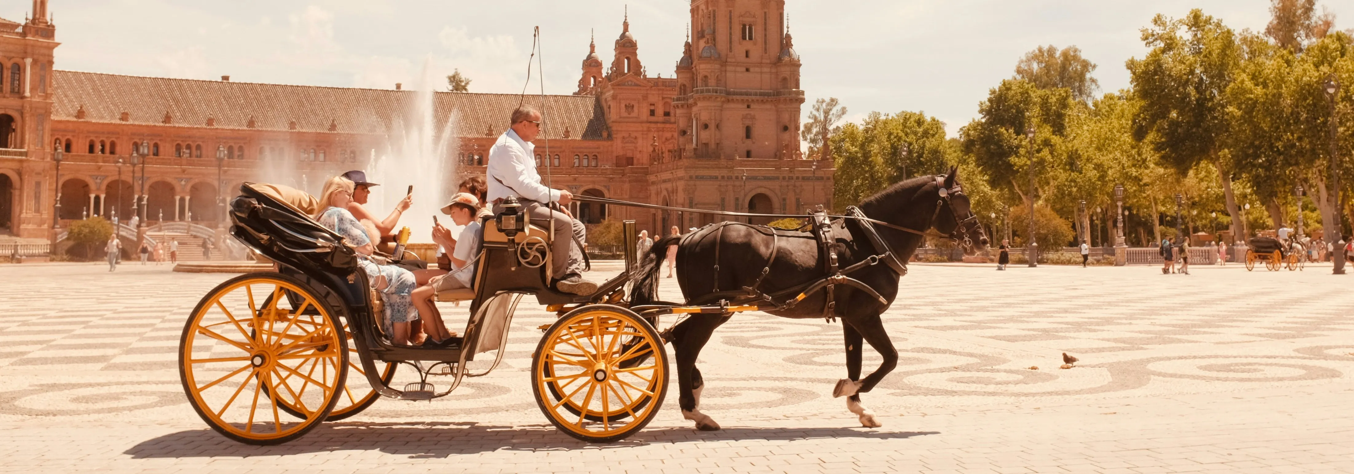 un paio di persone che cavalcano sul retro di una carrozza trainata da cavalli